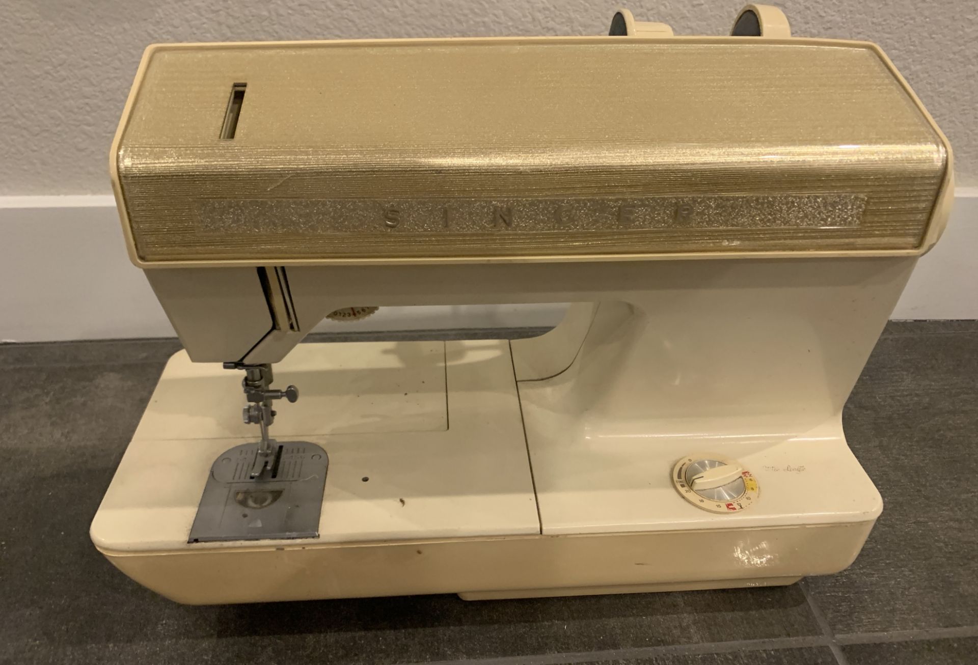 VINTAGE SINGER SEWING MACHINE