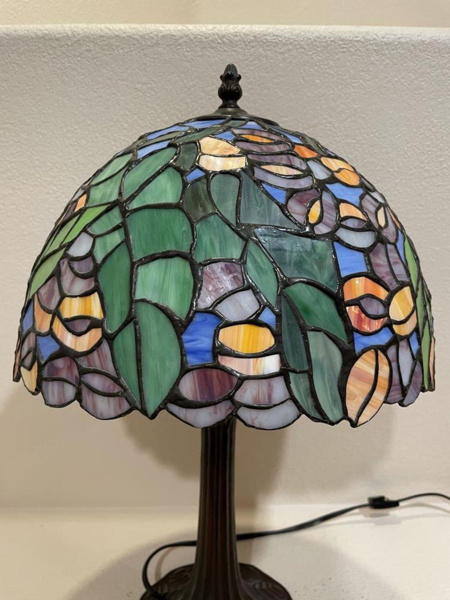 Shorter Tiffany Style Lamp - 21 x 14" - May need to be repaired, not turning on - Image 2 of 4