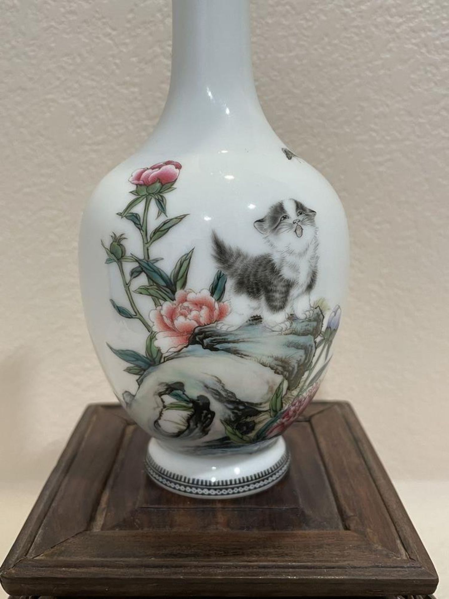 White East Asian Porcelin Vase with Cat and Flowers, Wood Base - 7" x 3.5" Vase, with base 10" x 5.5 - Image 3 of 8