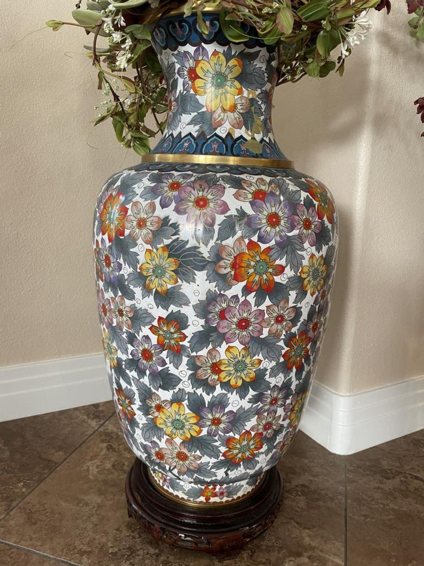 2 Large Antique East Asian Urn Vases w/ gold metal trim & enamal, removable artificial plants, Base - Image 3 of 8