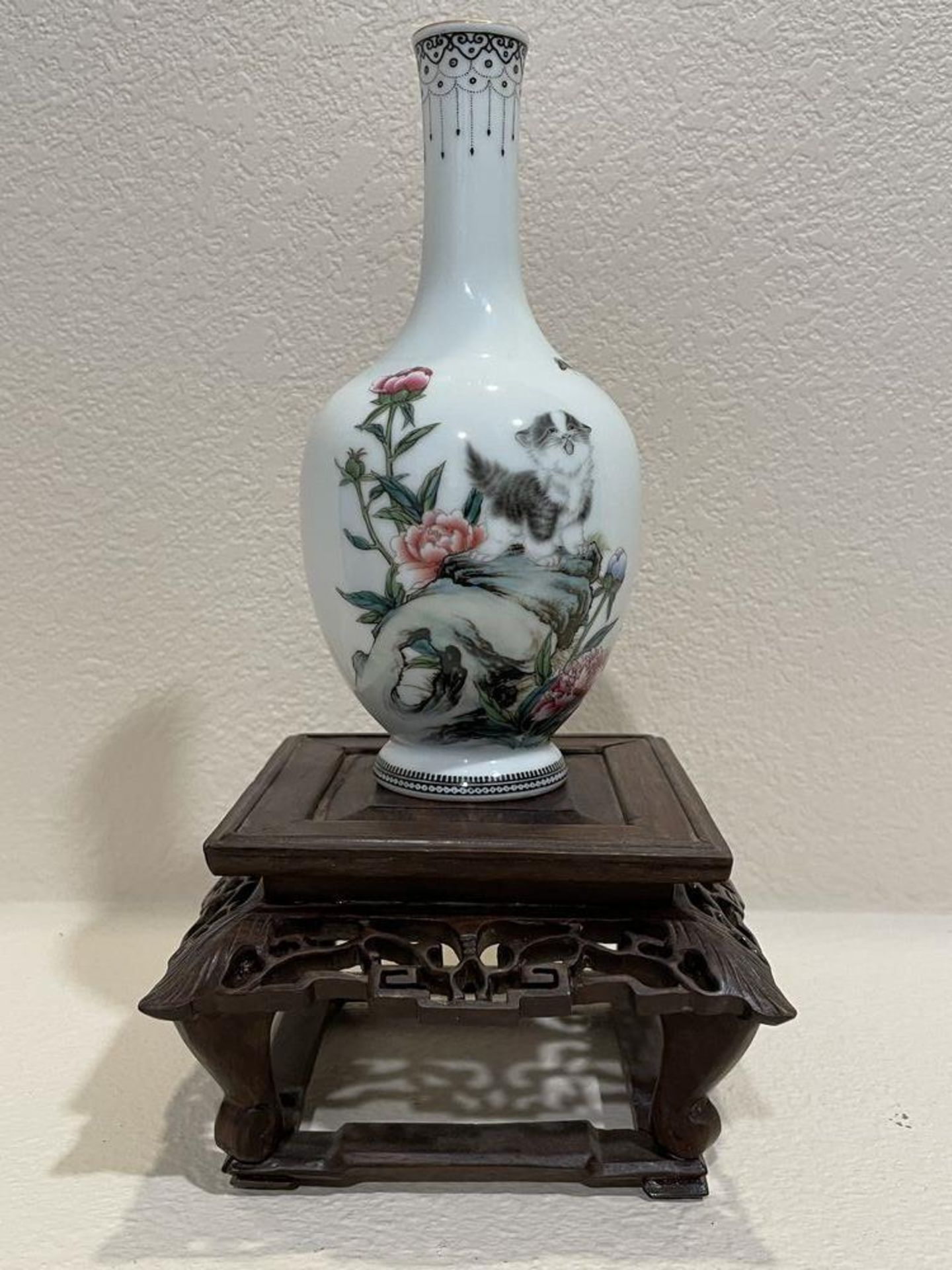 White East Asian Porcelin Vase with Cat and Flowers, Wood Base - 7" x 3.5" Vase, with base 10" x 5.5