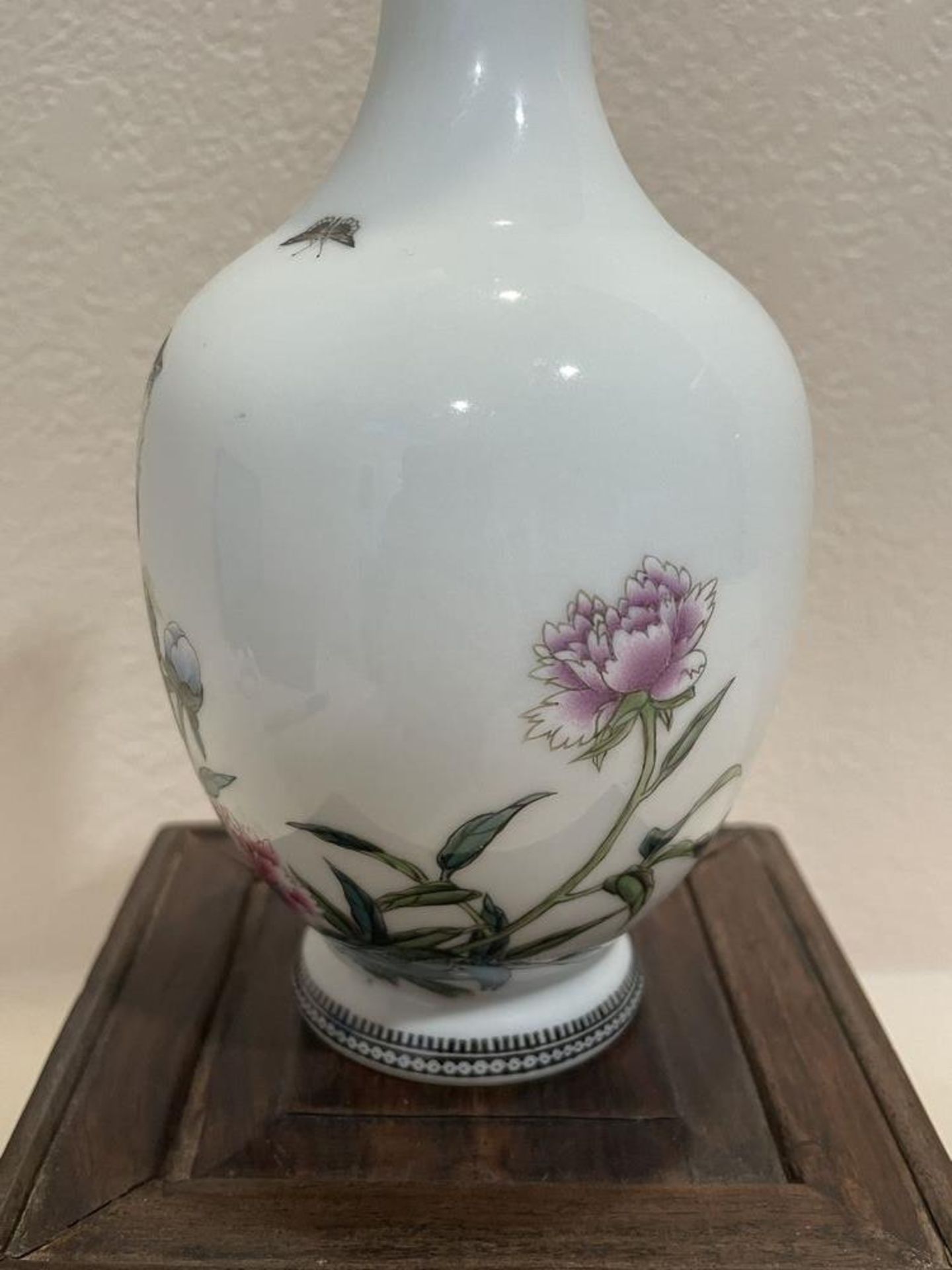 White East Asian Porcelin Vase with Cat and Flowers, Wood Base - 7" x 3.5" Vase, with base 10" x 5.5 - Image 5 of 8