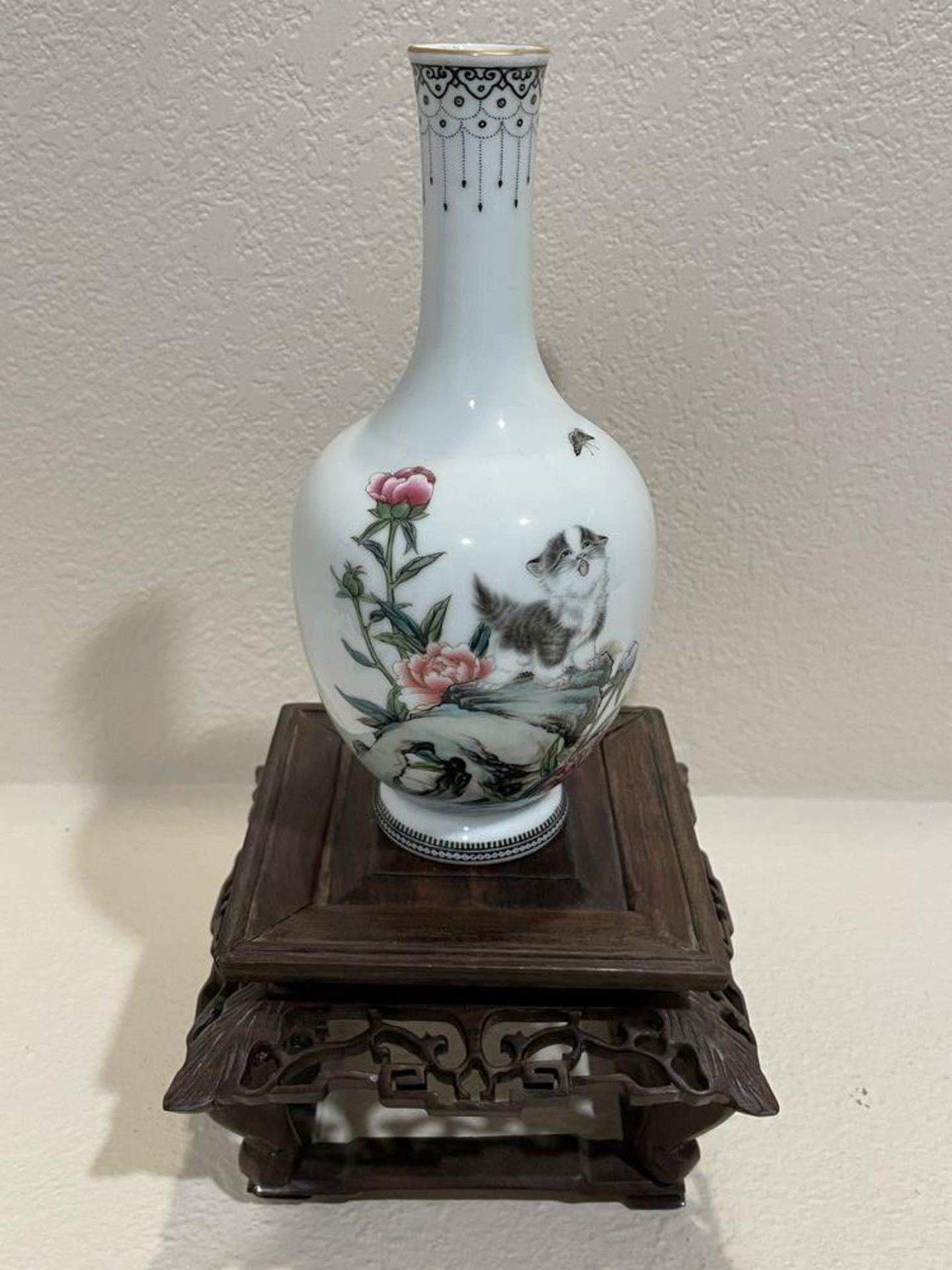 White East Asian Porcelin Vase with Cat and Flowers, Wood Base - 7" x 3.5" Vase, with base 10" x 5.5 - Image 2 of 8