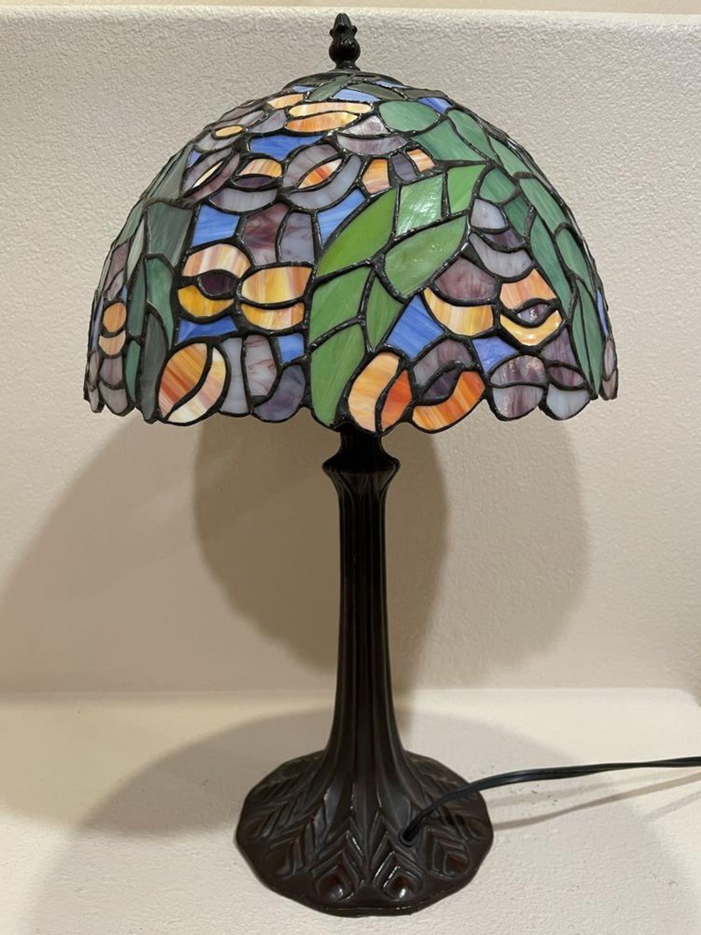 Shorter Tiffany Style Lamp - 21 x 14" - May need to be repaired, not turning on - Image 4 of 4