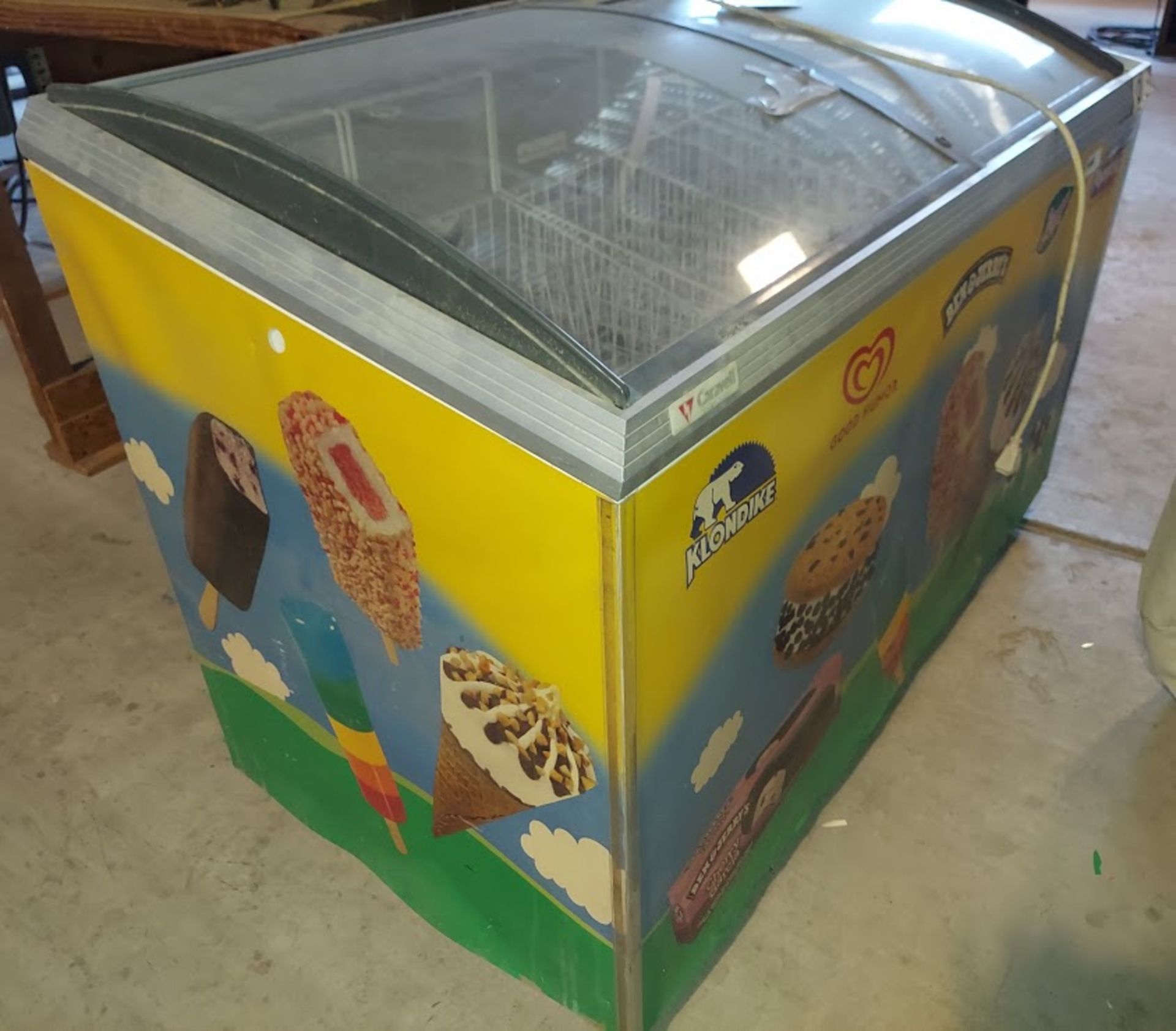 Caravell ice cream cooler Model # 406.995 on wheels - Image 2 of 3