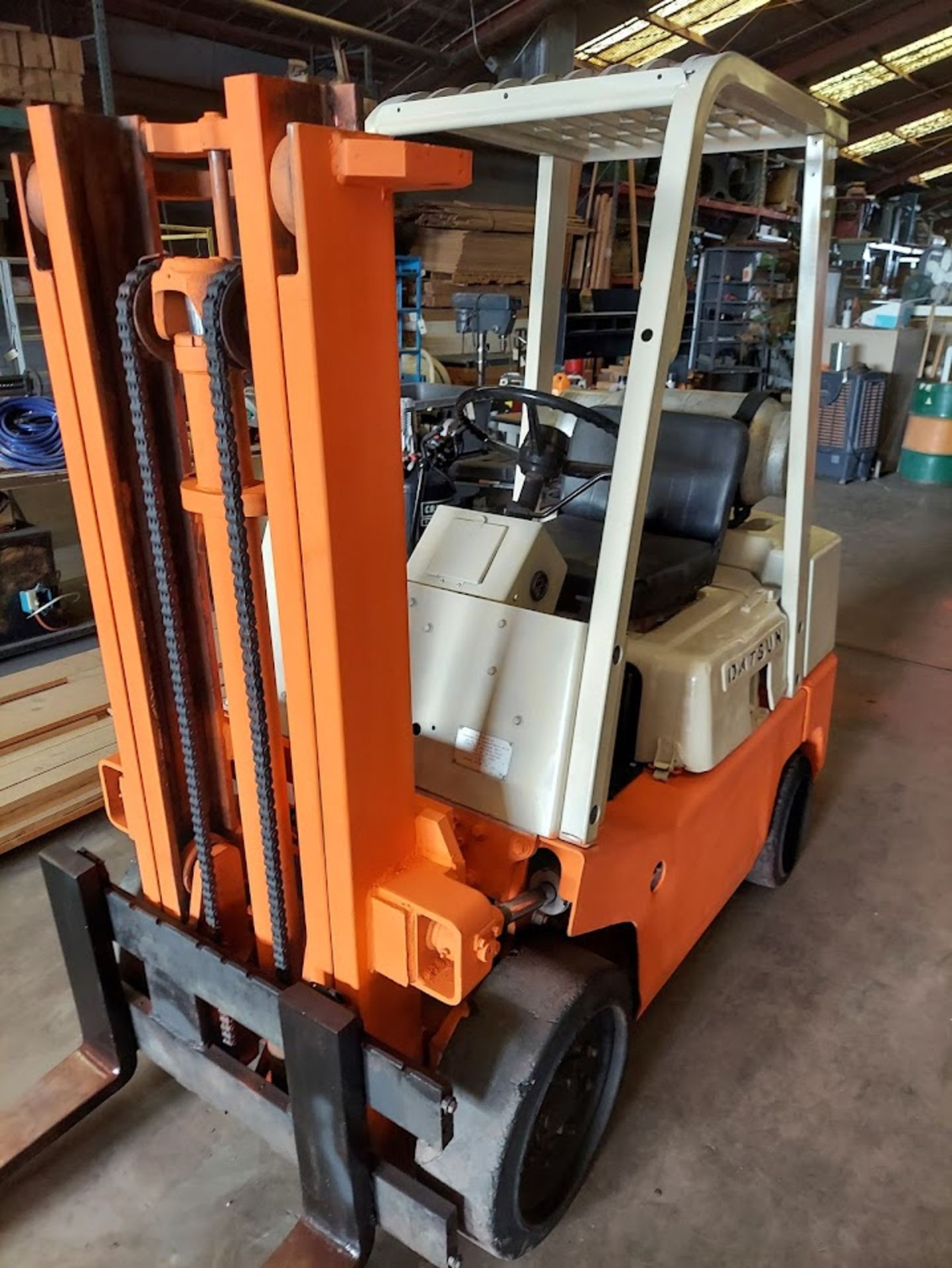 Datsun 5000 LBS Forklift, Model #CPF02, Drives Forward & Reverse, the mast raises & lowers. - Image 10 of 14