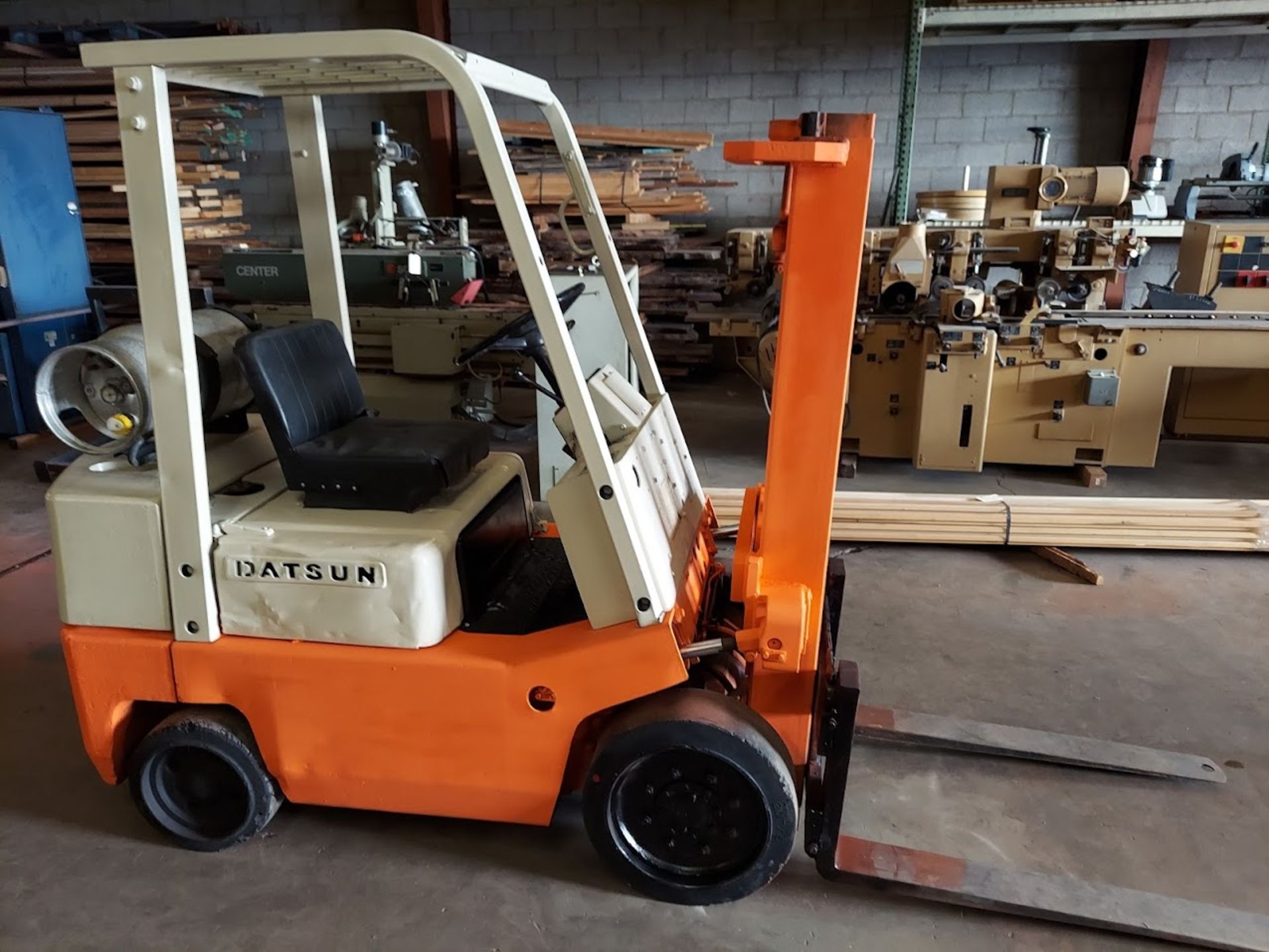 Datsun 5000 LBS Forklift, Model #CPF02, Drives Forward & Reverse, the mast raises & lowers. - Image 3 of 14