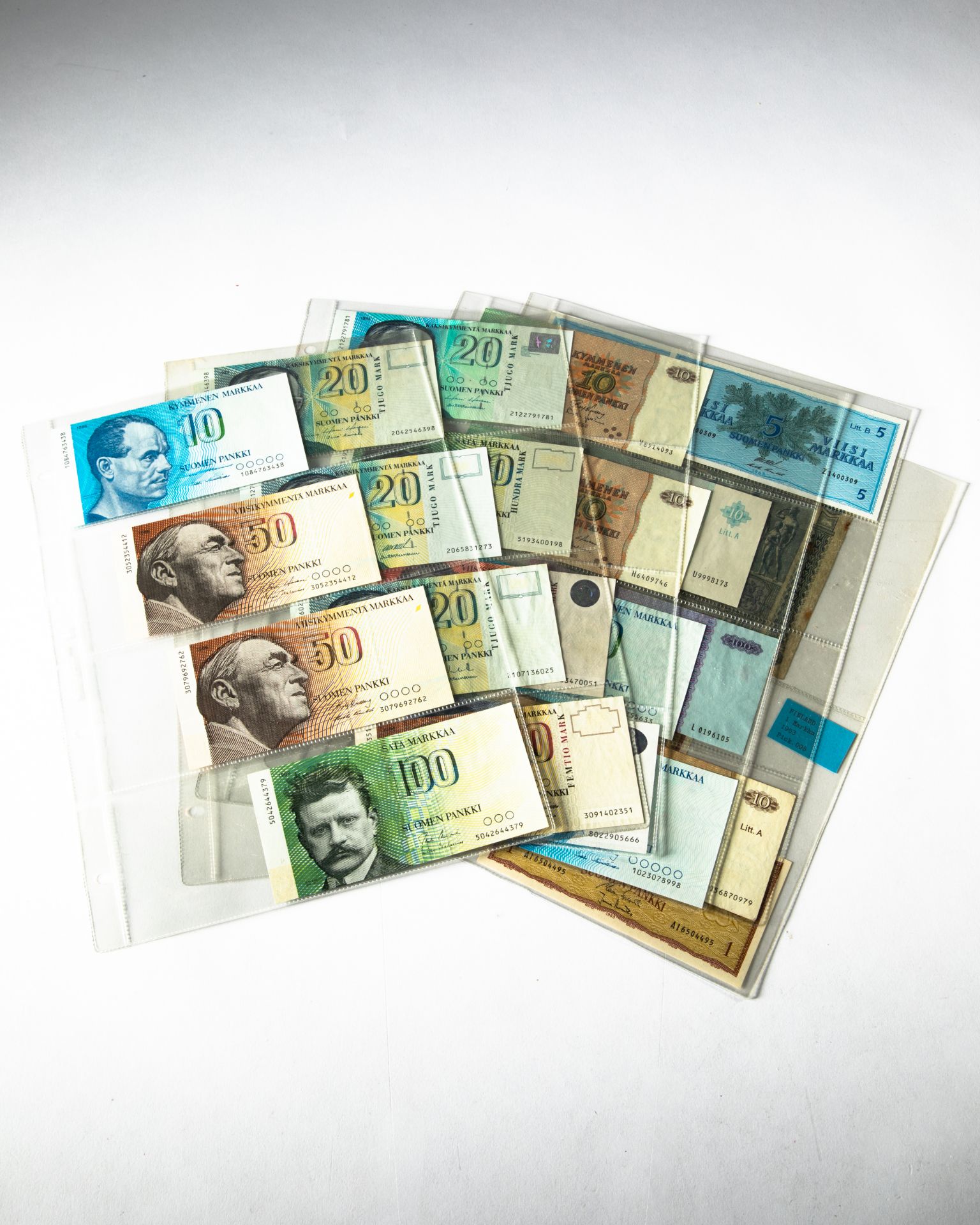 Convolute of bank notes from various countries