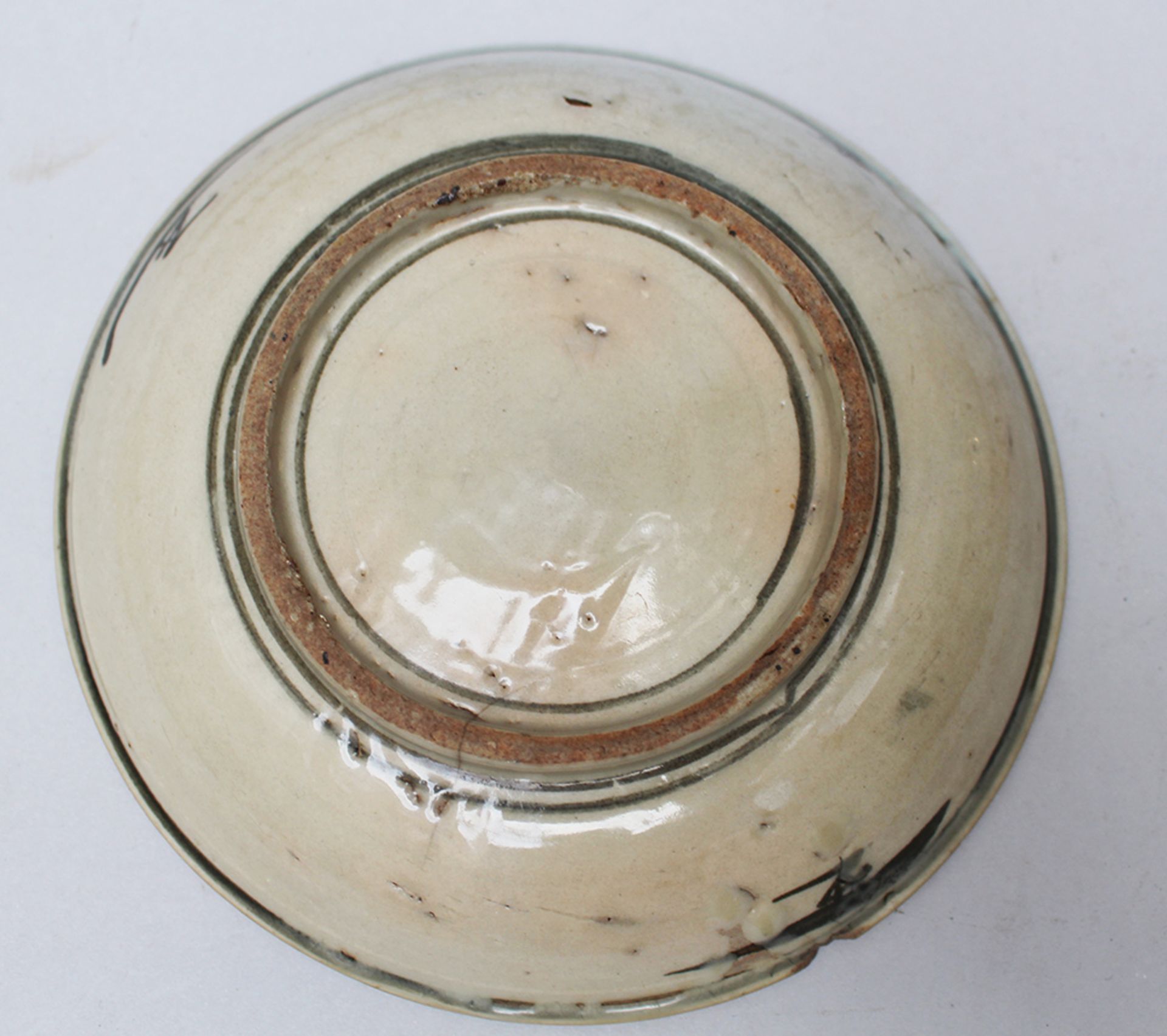 Asian porcelain dish , black painted on grey ground glazed , Ming period. 17 cm diameter - Bild 3 aus 3