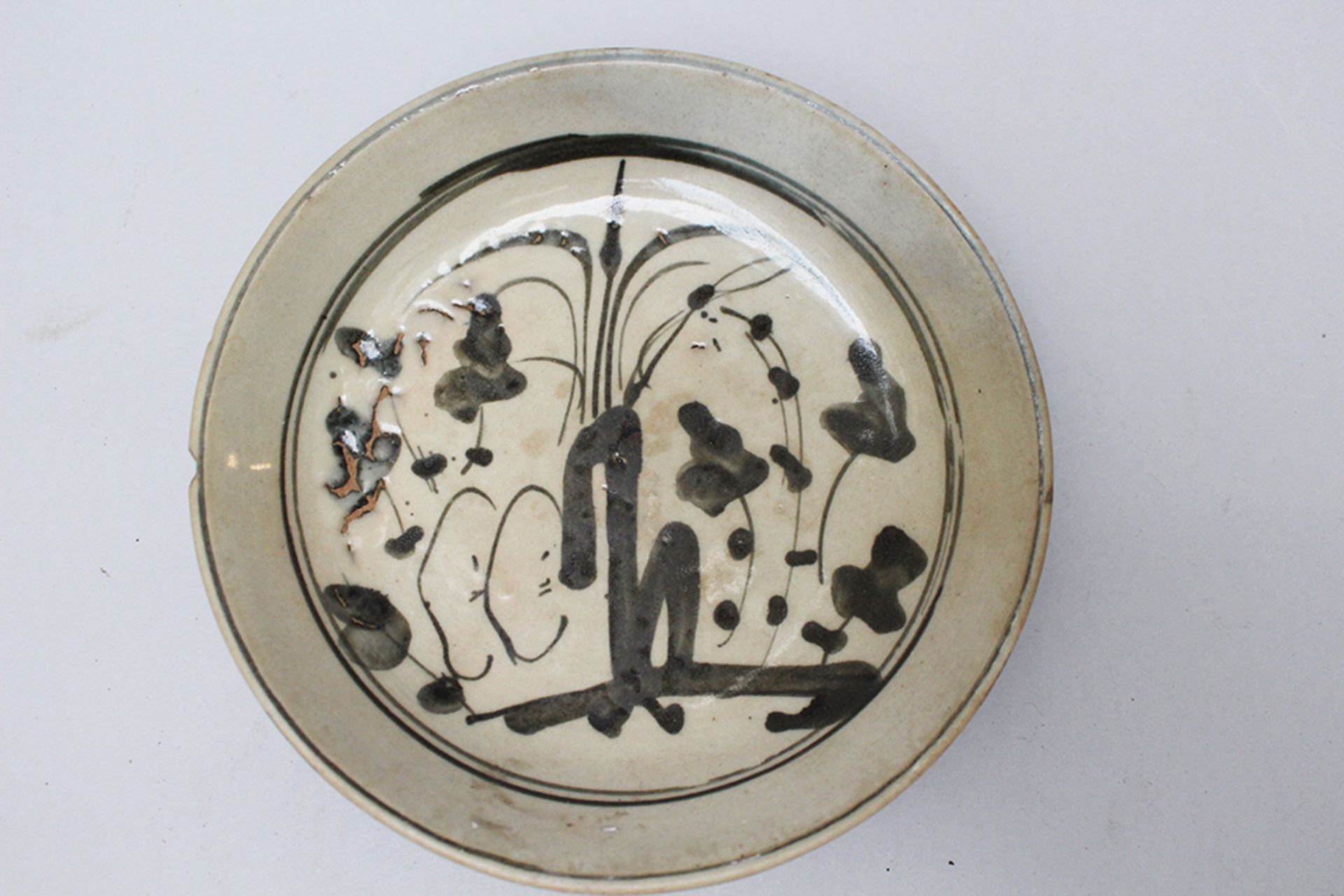 Asian porcelain dish , black painted on grey ground glazed , Ming period. 17 cm diameter - Bild 2 aus 3