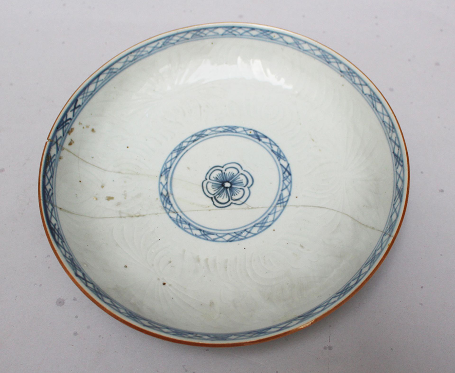 Chinese porcelain dish, blue painted and scratched on white ground, glazed; 17th Century. 22cm