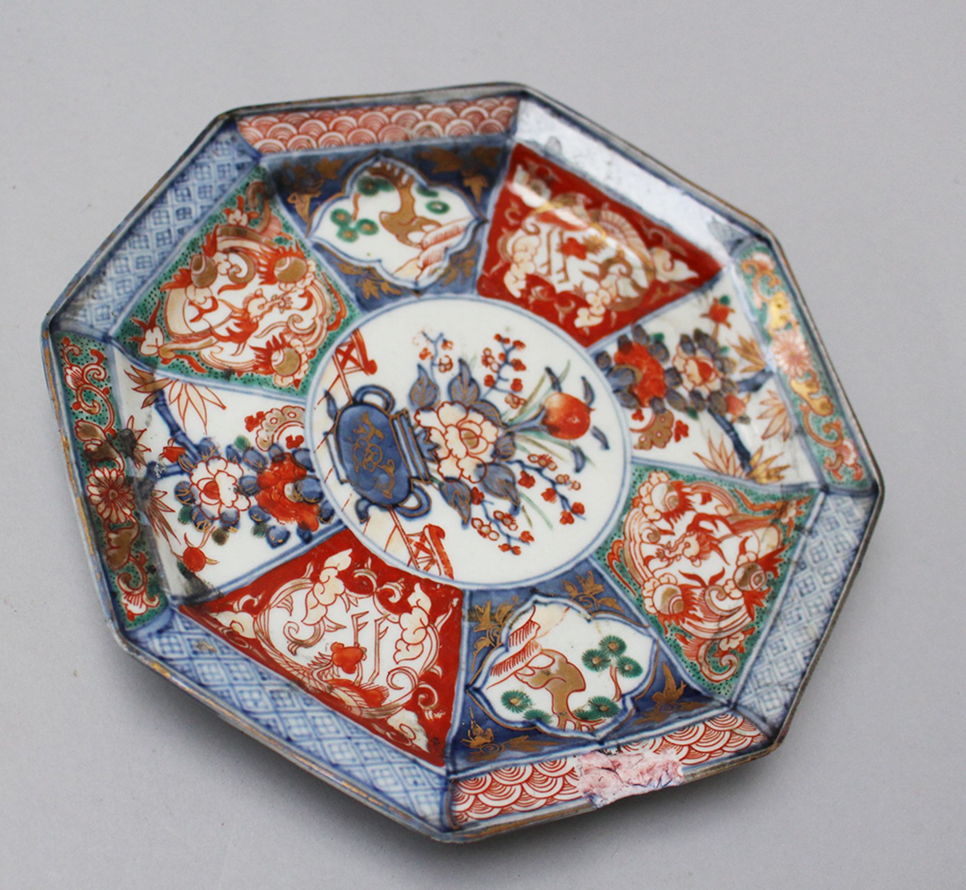 Imari porcelain dish, octagonal rich painted, glazed. 24x24 cm