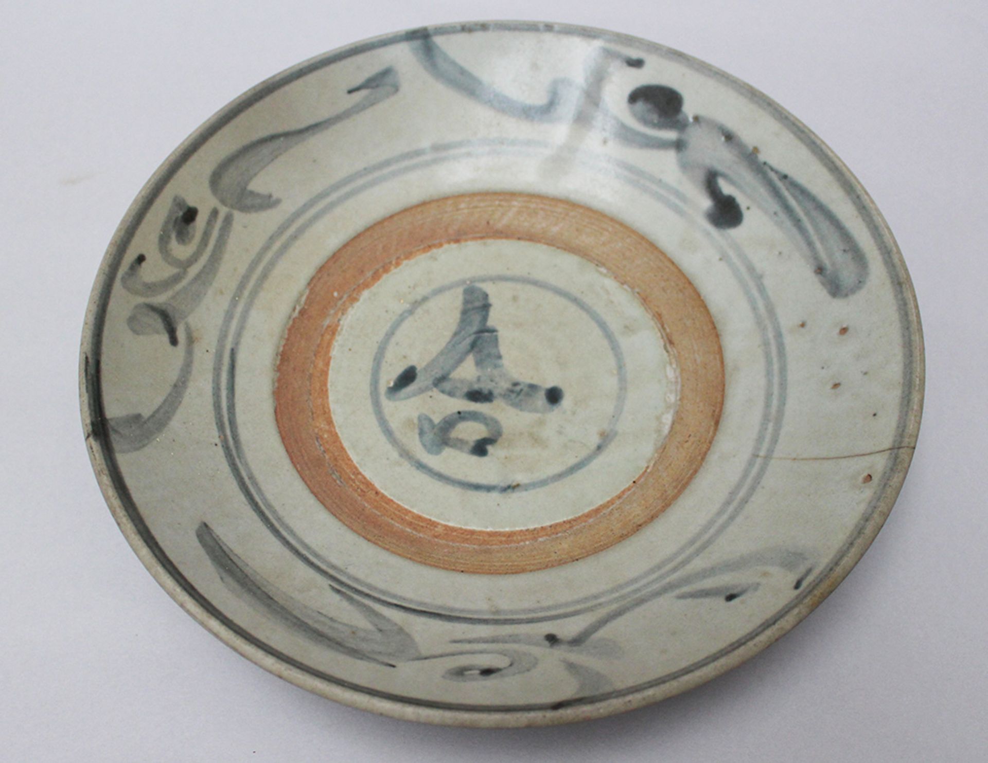 Ming porcelain dish. 27 cm diameter - Image 2 of 3