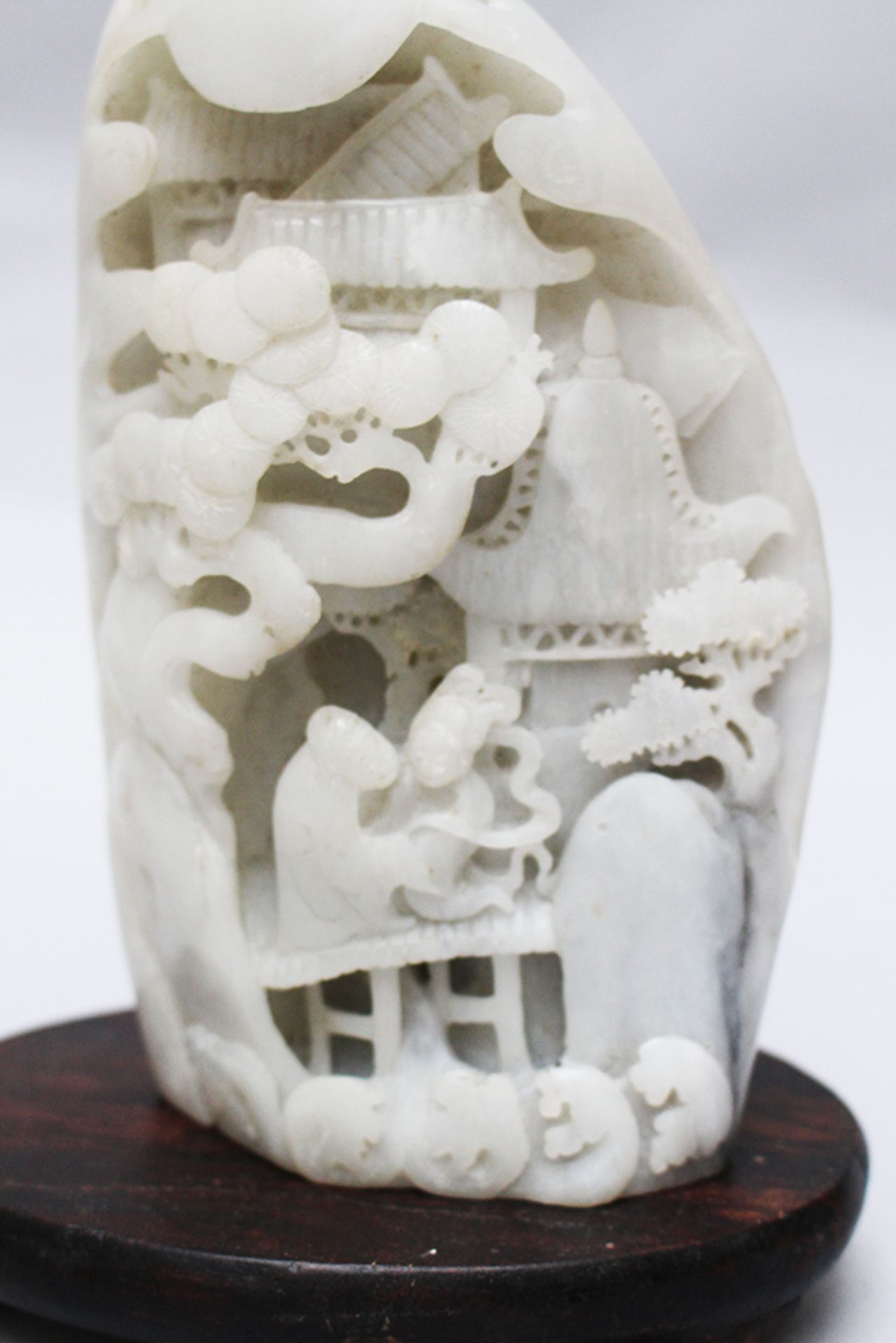 White Jade sculpture, curved on wooden base , Qing Dynasty. 20 cm height - Bild 3 aus 3