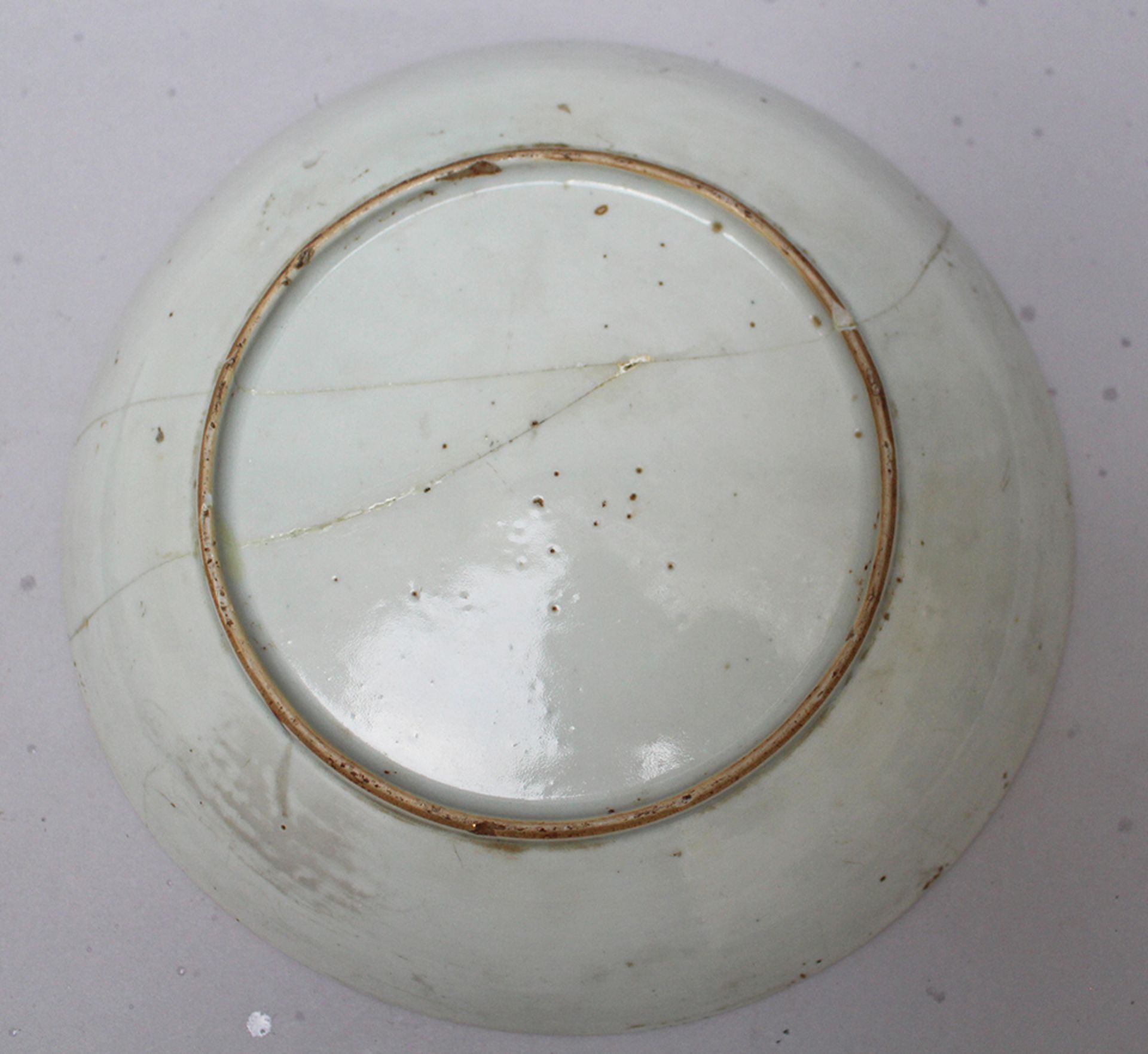 Chinese porcelain dish, blue painted and scratched on white ground, glazed; 17th Century. 22cm - Image 3 of 3
