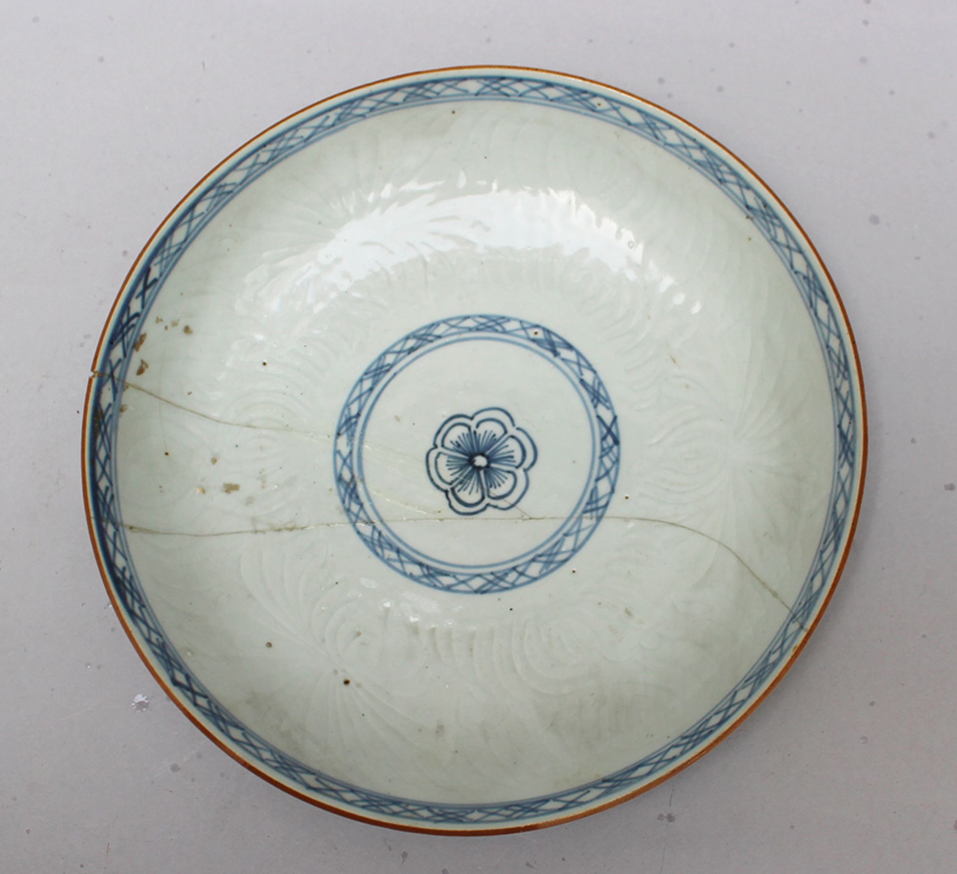 Chinese porcelain dish, blue painted and scratched on white ground, glazed; 17th Century. 22cm - Image 2 of 3