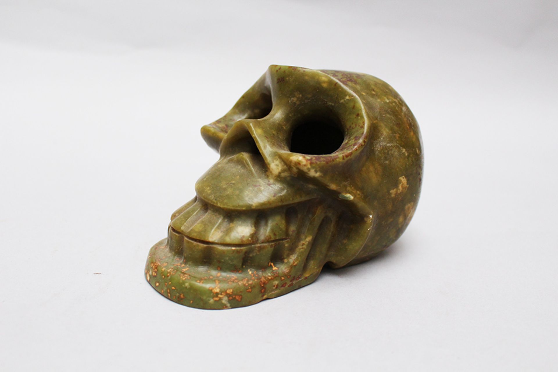 Jade skull sculpted. 10X16cm