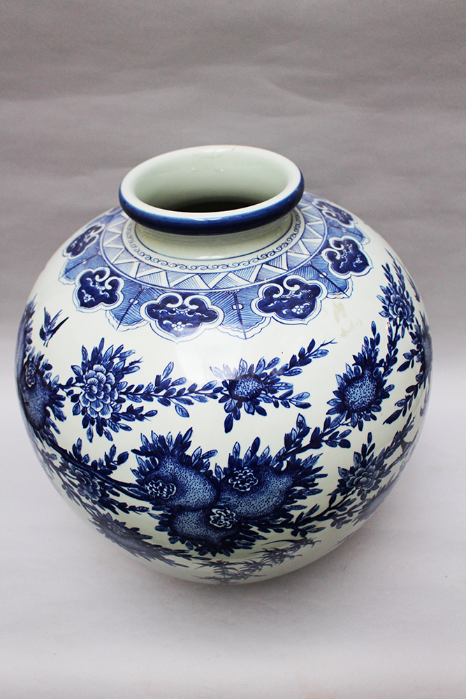 Large Chinese porcelain vase, blue painted on white ground glazed Qing Dynasty. 55 cm height - Image 2 of 3