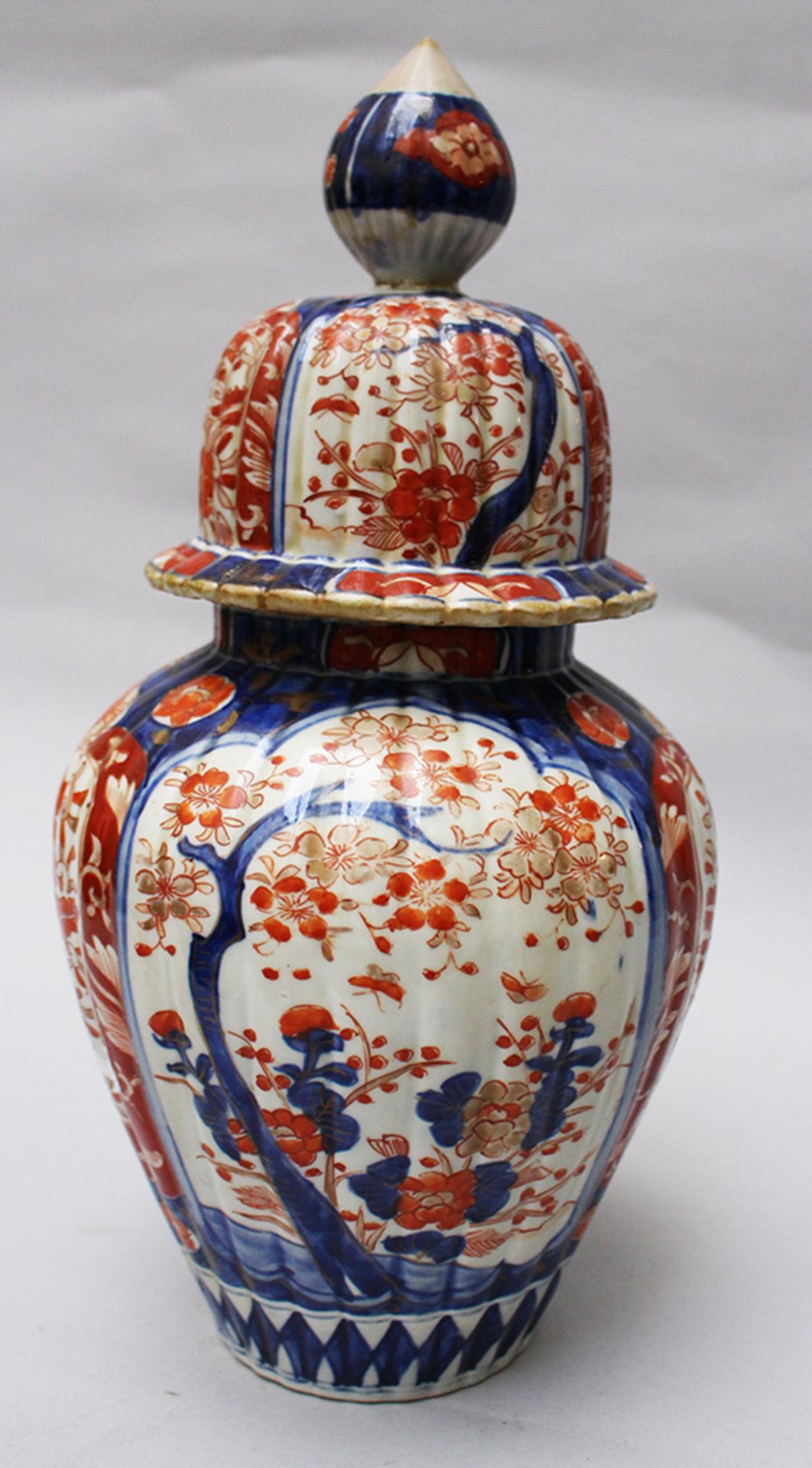Imari Vase , fluted round decorations, painted in red and blue on white ground , glazed 19th - Image 2 of 3