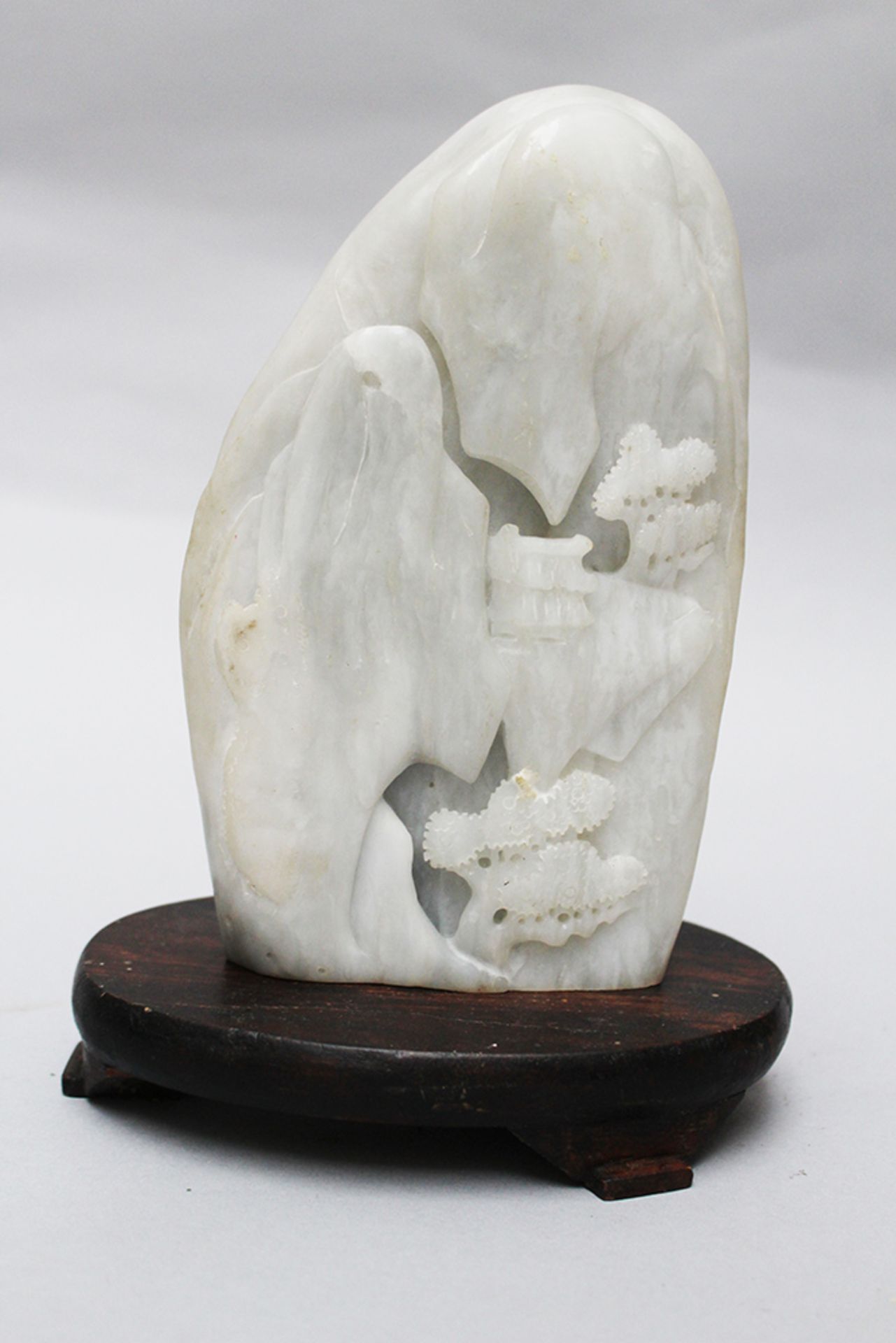 White Jade sculpture, curved on wooden base , Qing Dynasty. 20 cm height - Bild 2 aus 3