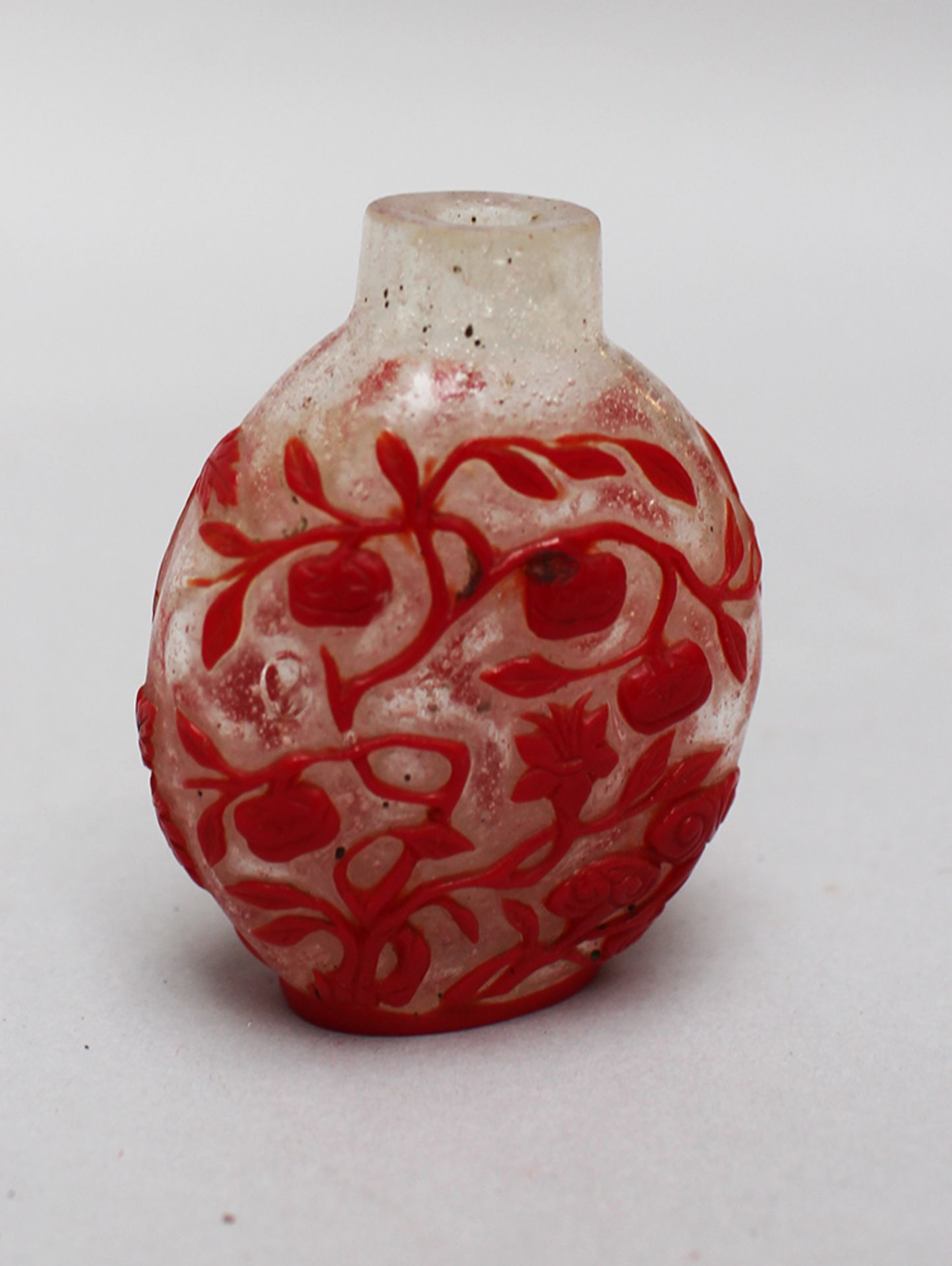 Snuff bottle , with executed red glass on transparent glass 18/19 th Century. 6 cm height - Bild 2 aus 3