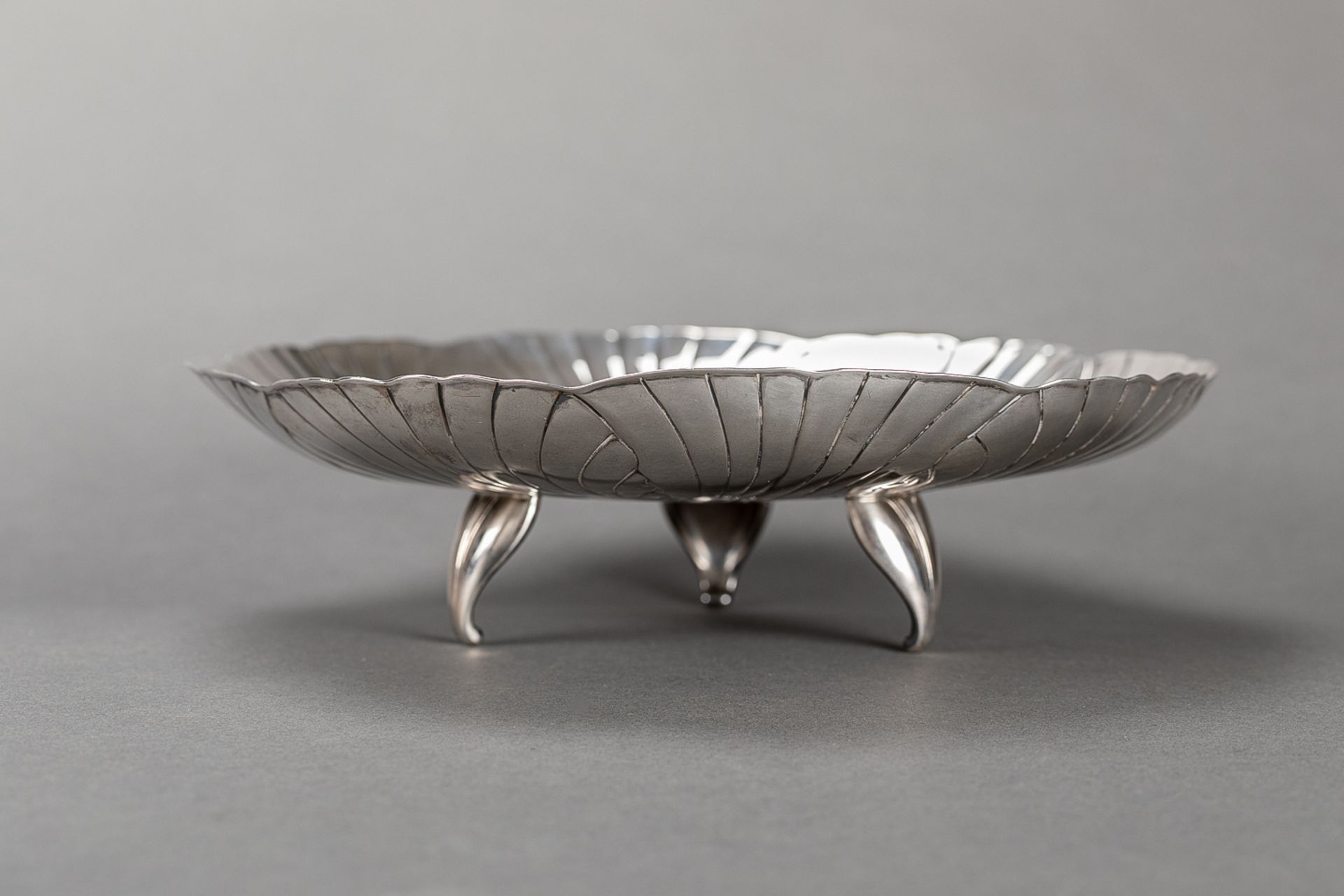 Silver tazza, with three feet; central part vermeille; signed Christofle, numbered 2408, Paris - Image 2 of 3