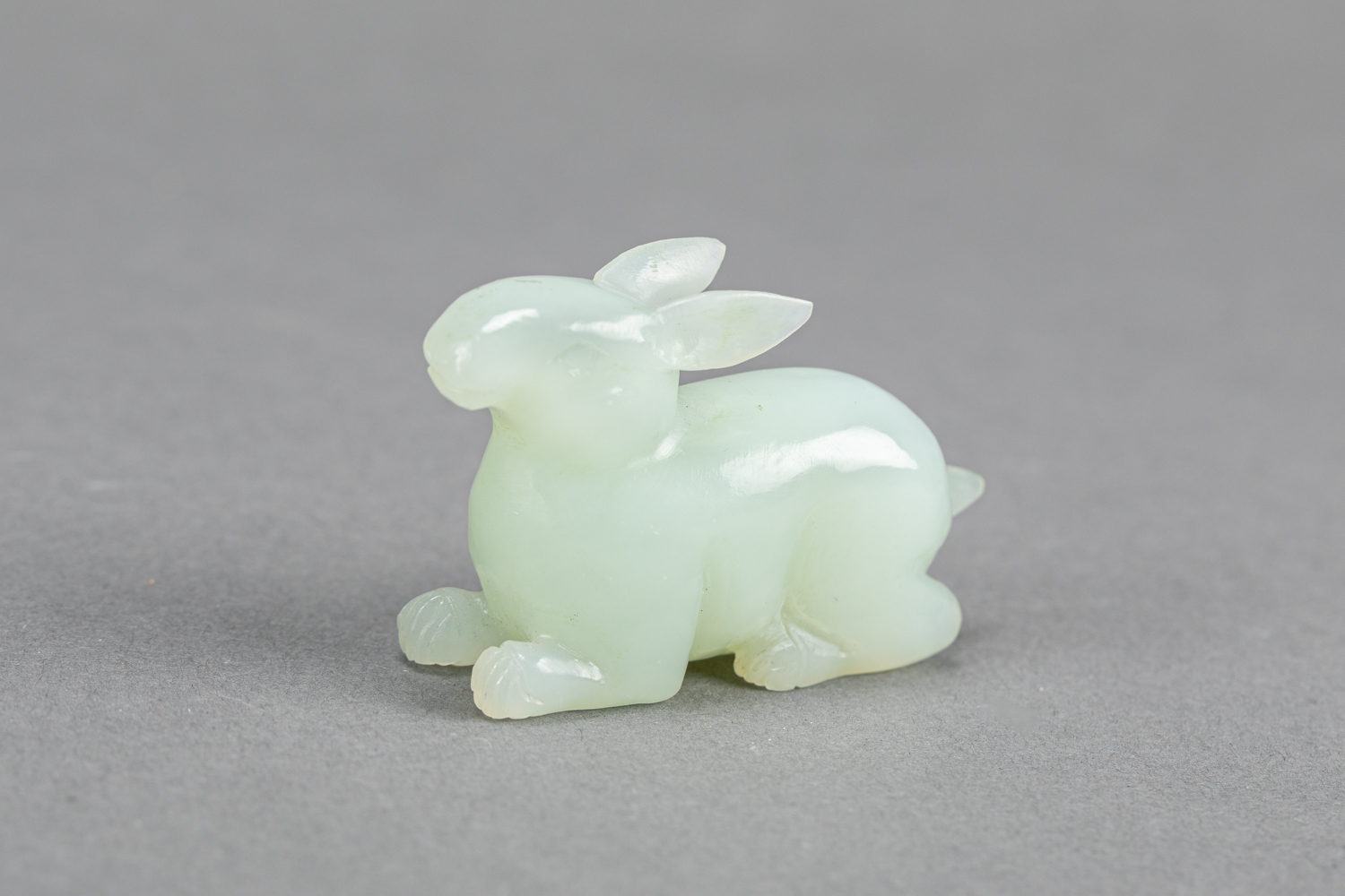 Jade hare sculpted in naturalistic manner , light green collour , Qing Dynasty - Image 2 of 3