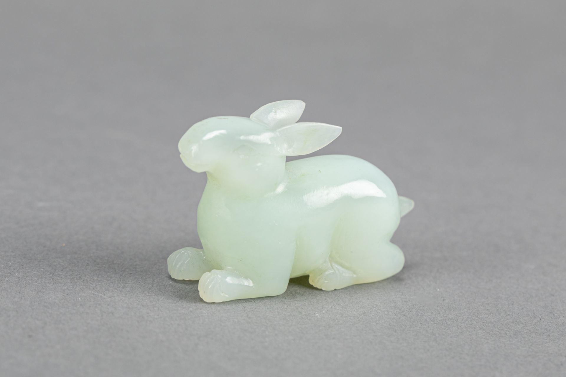 Jade hare sculpted in naturalistic manner , light green collour , Qing Dynasty - Image 2 of 3