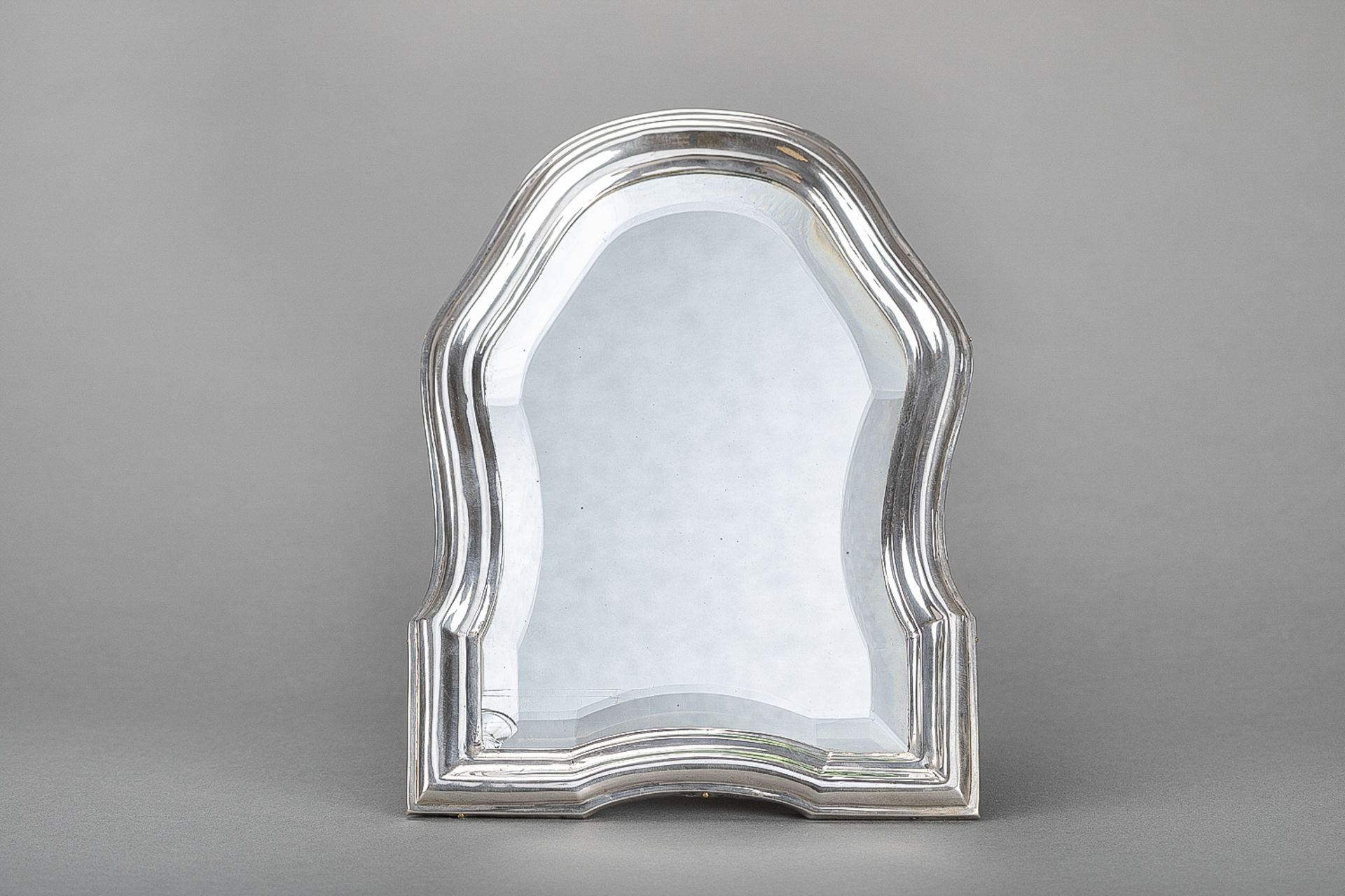 Silver and wood table mirror, Vienna 1777; hallmarked; glass chip. Dimensions: 28x20.5cm