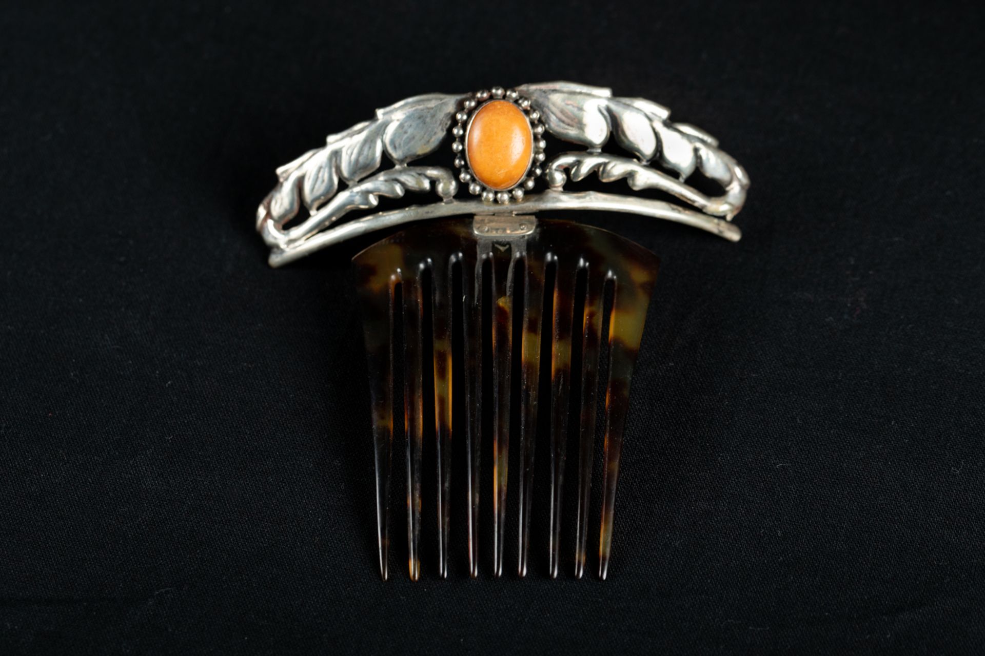 Early 20th Century hair pin, flexible, with 826/1000 silver and other materials; 20g. 12X12cm