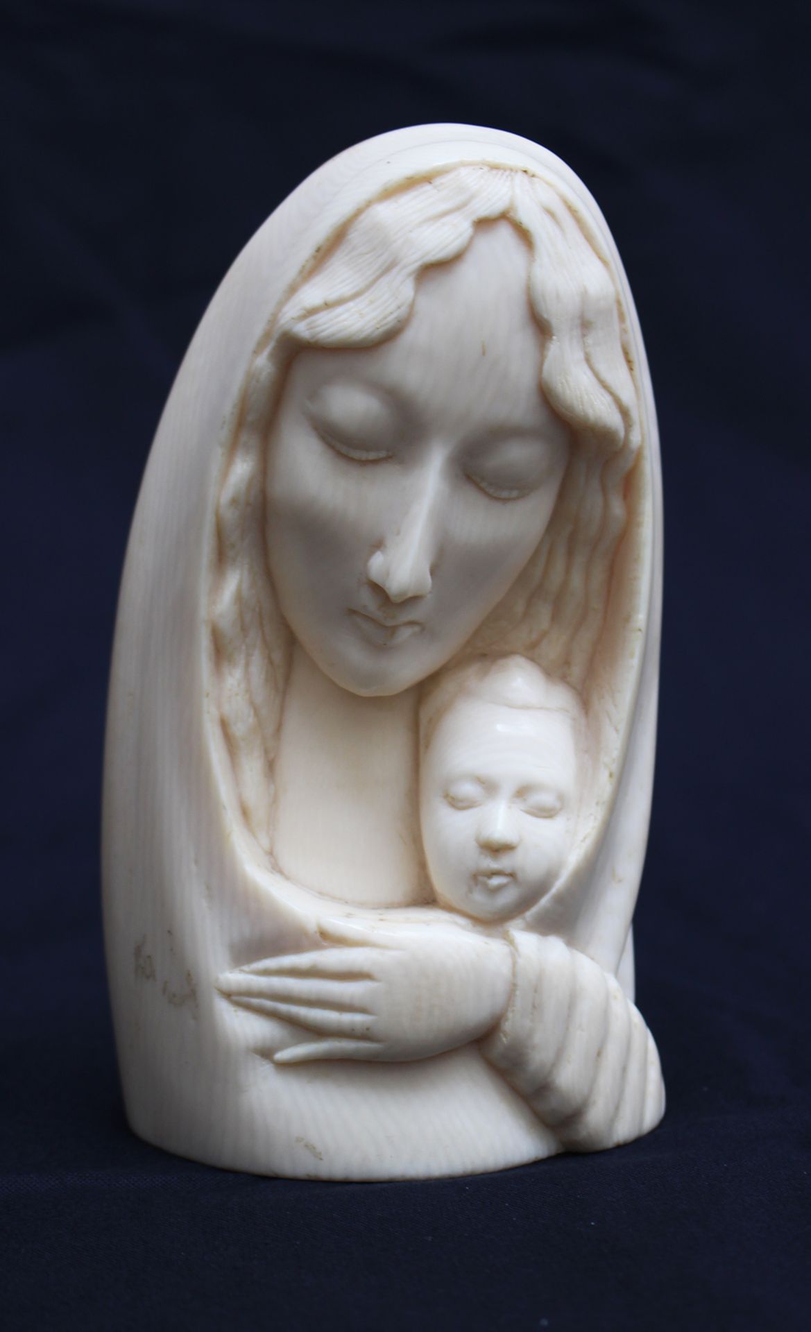Art Deco sculpture, Maria with child, I. Carved signed on the bottom , first half 20. century, 16 cm - Image 2 of 3