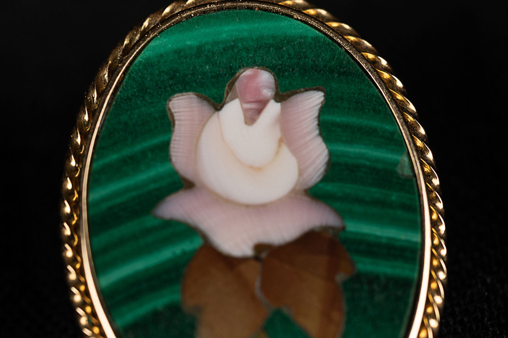 Italian brooch or pendant 18k yellow gold; malachite, mother of pearl, agate and pietra dura; 19th - Image 2 of 3