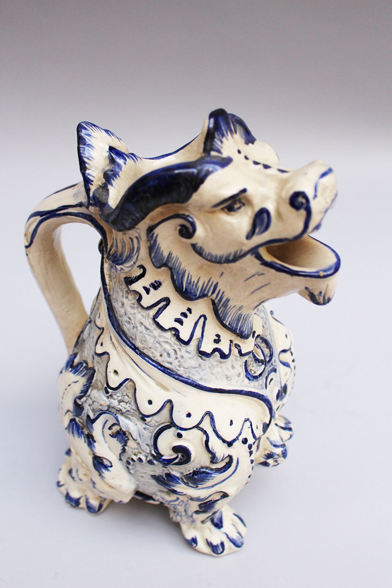 Ceramic jug in Emille Galle (1846-1904)- manner, lion with open mouth and handgrip, painted and glaz - Bild 3 aus 3