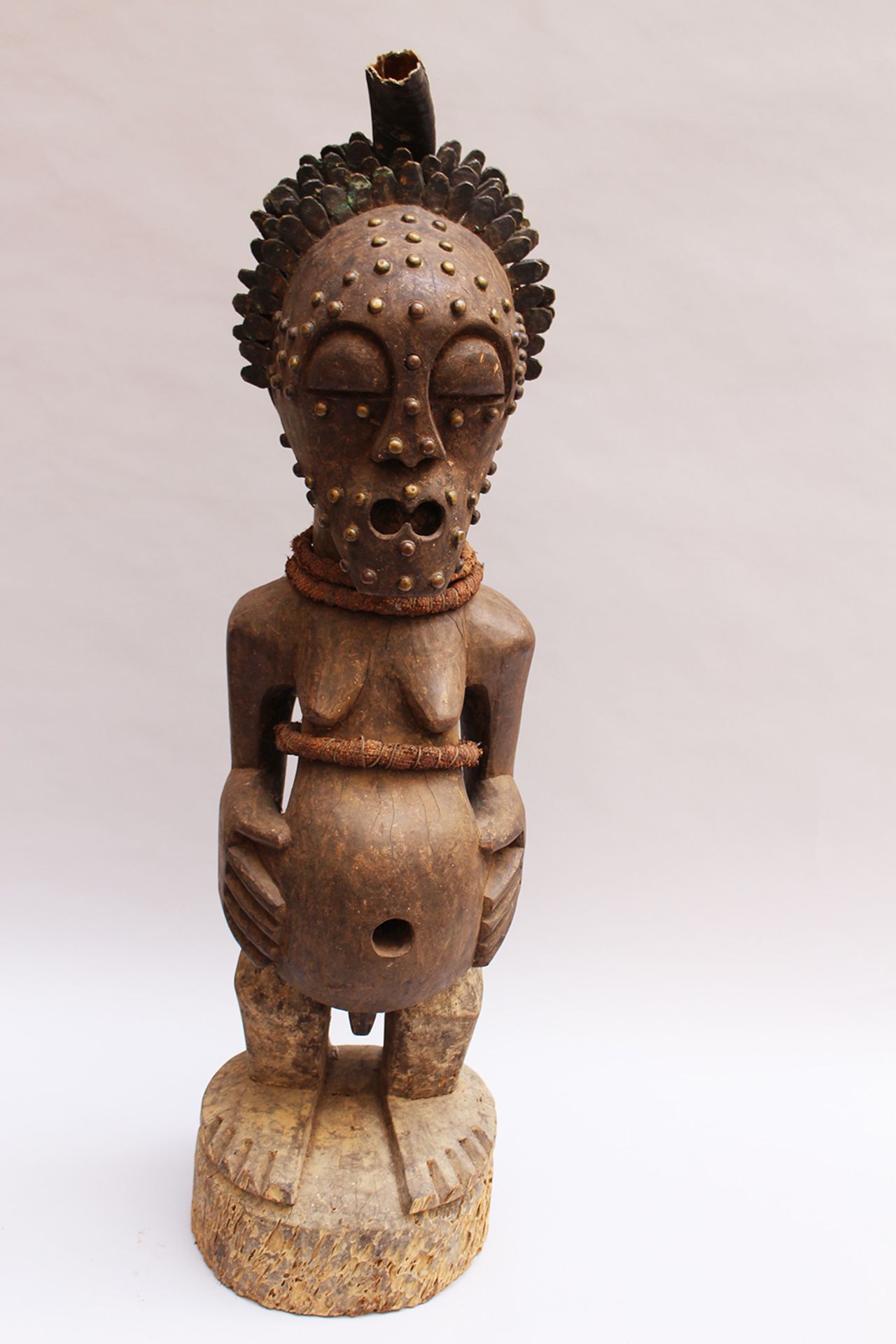 African  Tribal Art sculpture of a standing female on naturalistic integrated base , wood carved wit - Bild 2 aus 3
