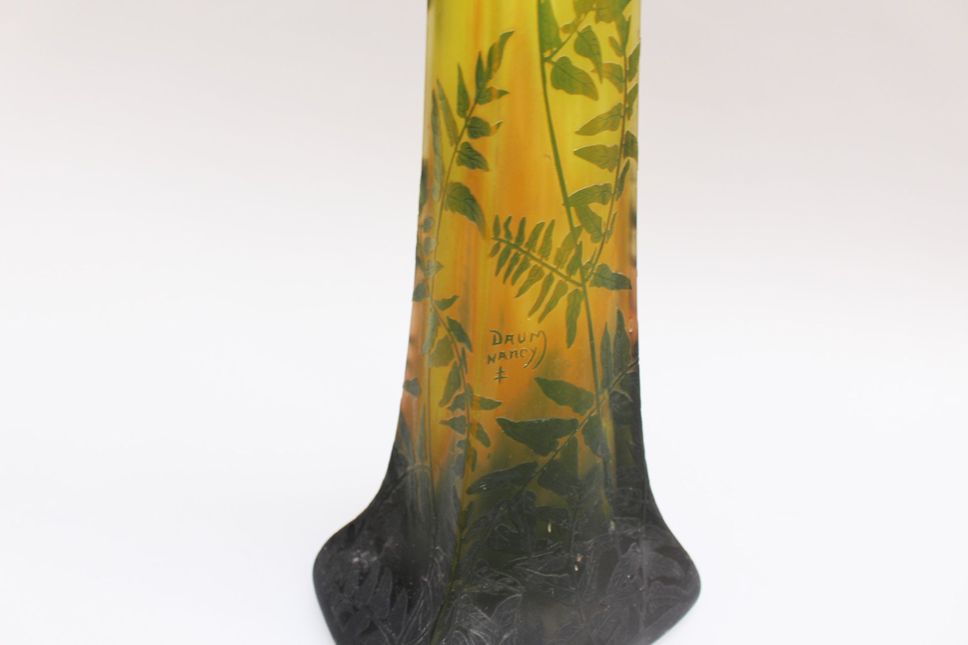 Daum (1890-1919) Nancy, Large glass Vase with long neck on shaped rectangular base green glass with  - Bild 2 aus 3