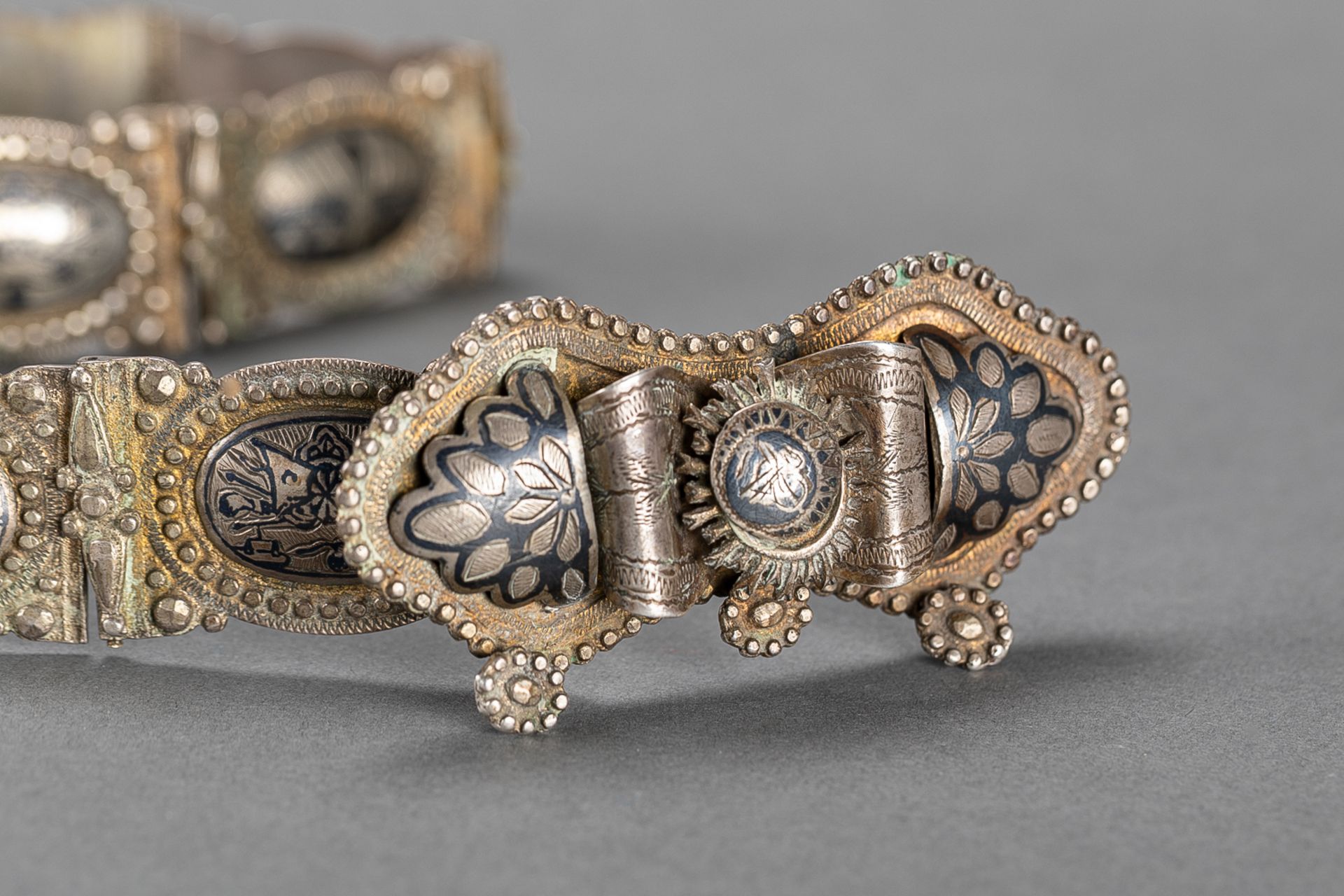 Silver belt with floral and landscapes in oval cartouches; with flexible elements and close up; - Image 2 of 3