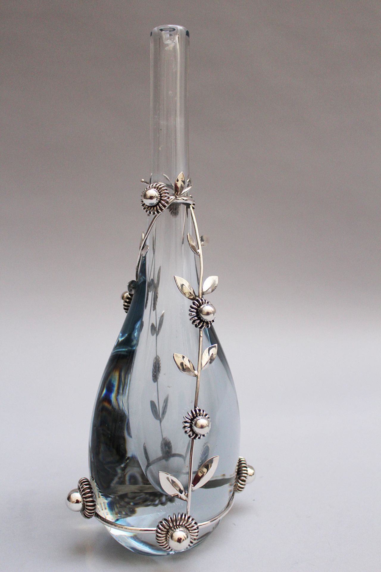 Blue toned transparent glass vase, with silver flowers on it, silver 925/1000 from Koch & Berfeld - Image 2 of 3