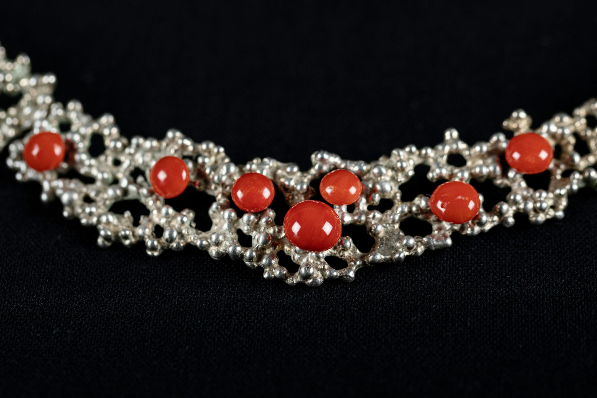 Silver 925/1000 necklace, 50g, master sign; with Momo corals. 34Cm total. - Image 2 of 3