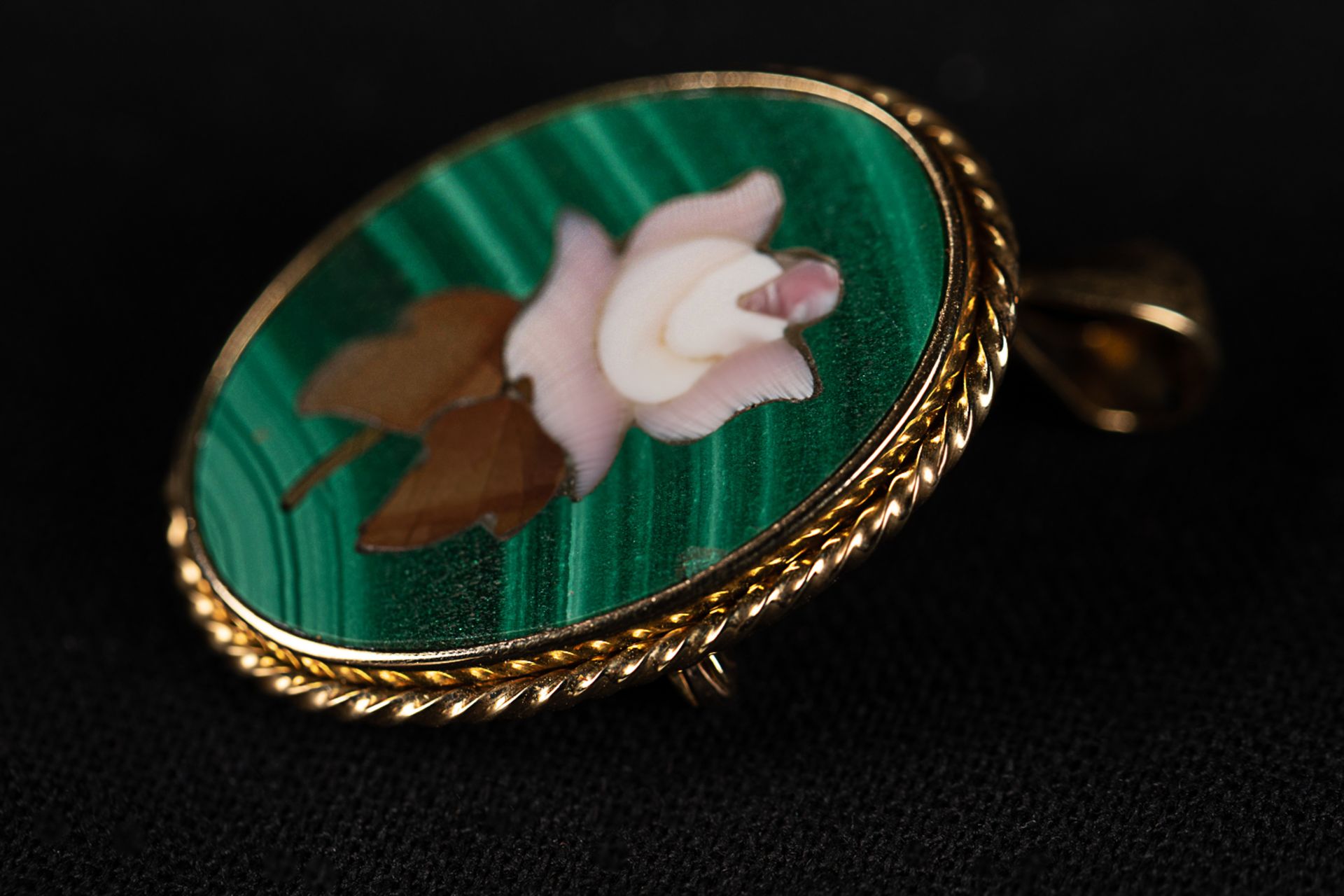 Italian brooch or pendant 18k yellow gold; malachite, mother of pearl, agate and pietra dura; 19th - Image 3 of 3