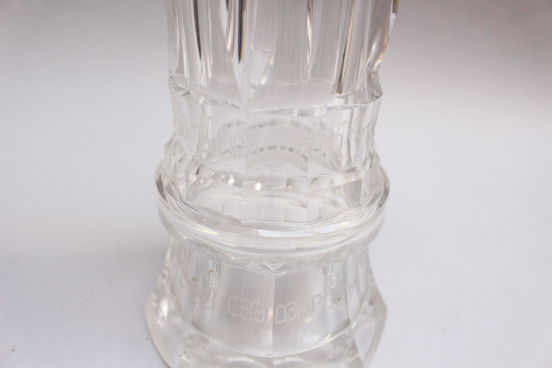 Russian Glass Goblet, with lid  cutted transparent glass , with etched russian description and dated - Bild 2 aus 3
