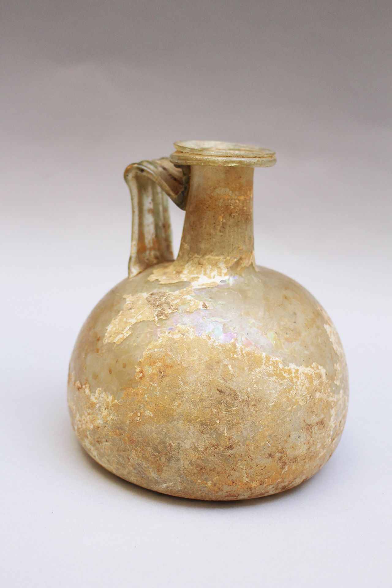 Early glass flask , round shape with handgrip and long neck, green transparent glass , possible anci - Bild 2 aus 3