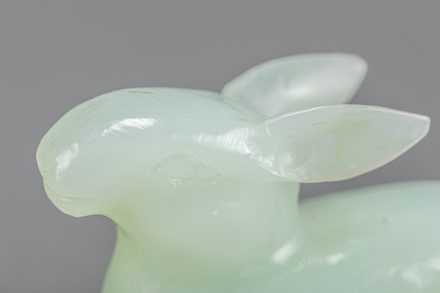 Jade hare sculpted in naturalistic manner , light green collour , Qing Dynasty - Image 3 of 3