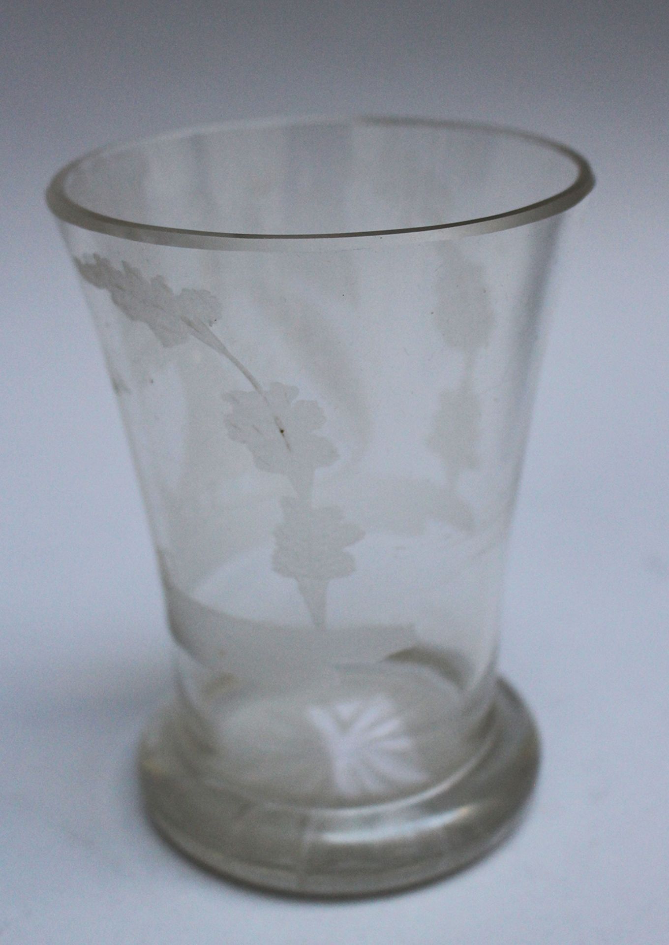 Friendship beaker, transparent glass with etched eagle and classical decoration described - Image 2 of 3