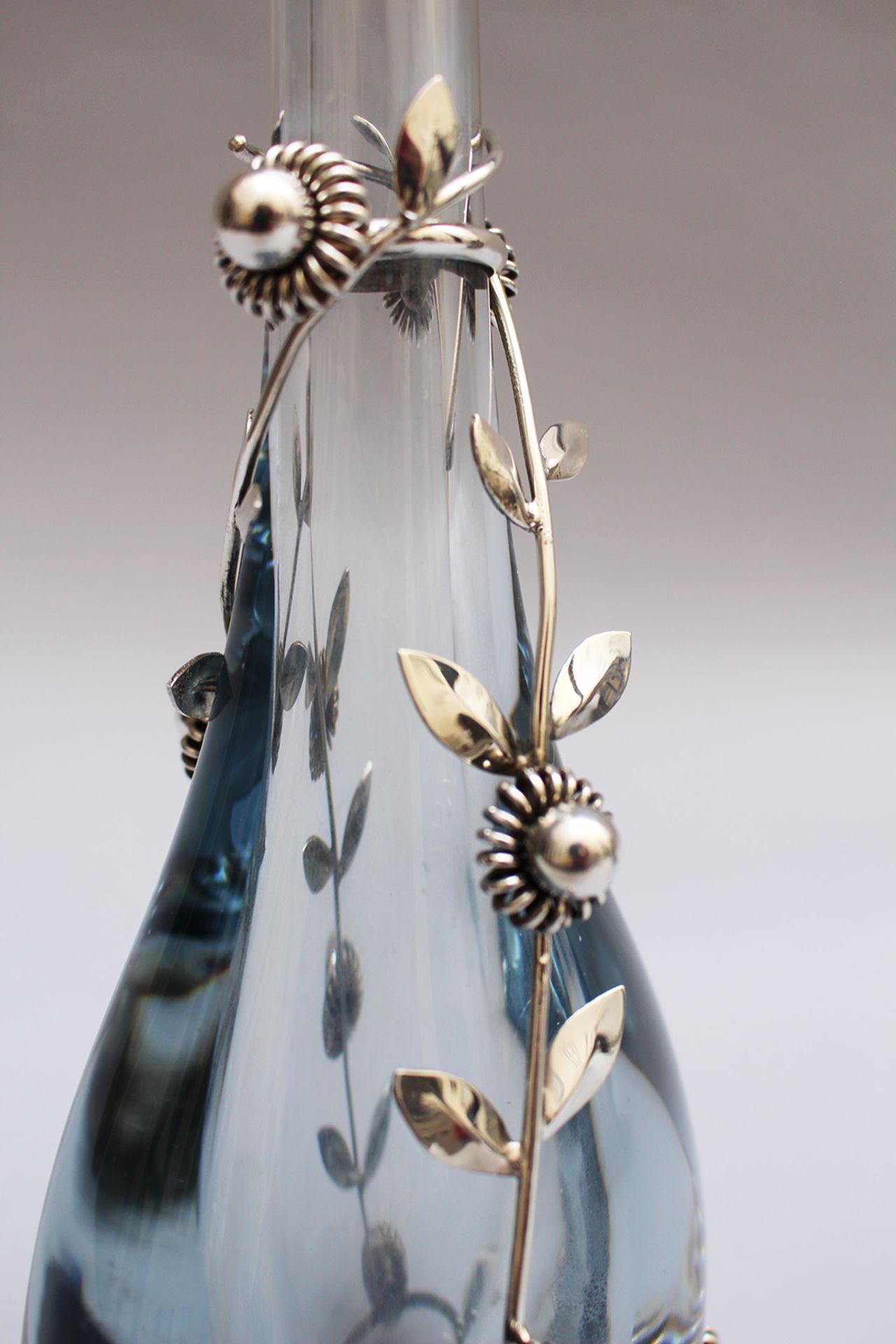 Blue toned transparent glass vase, with silver flowers on it, silver 925/1000 from Koch & Berfeld - Image 3 of 3