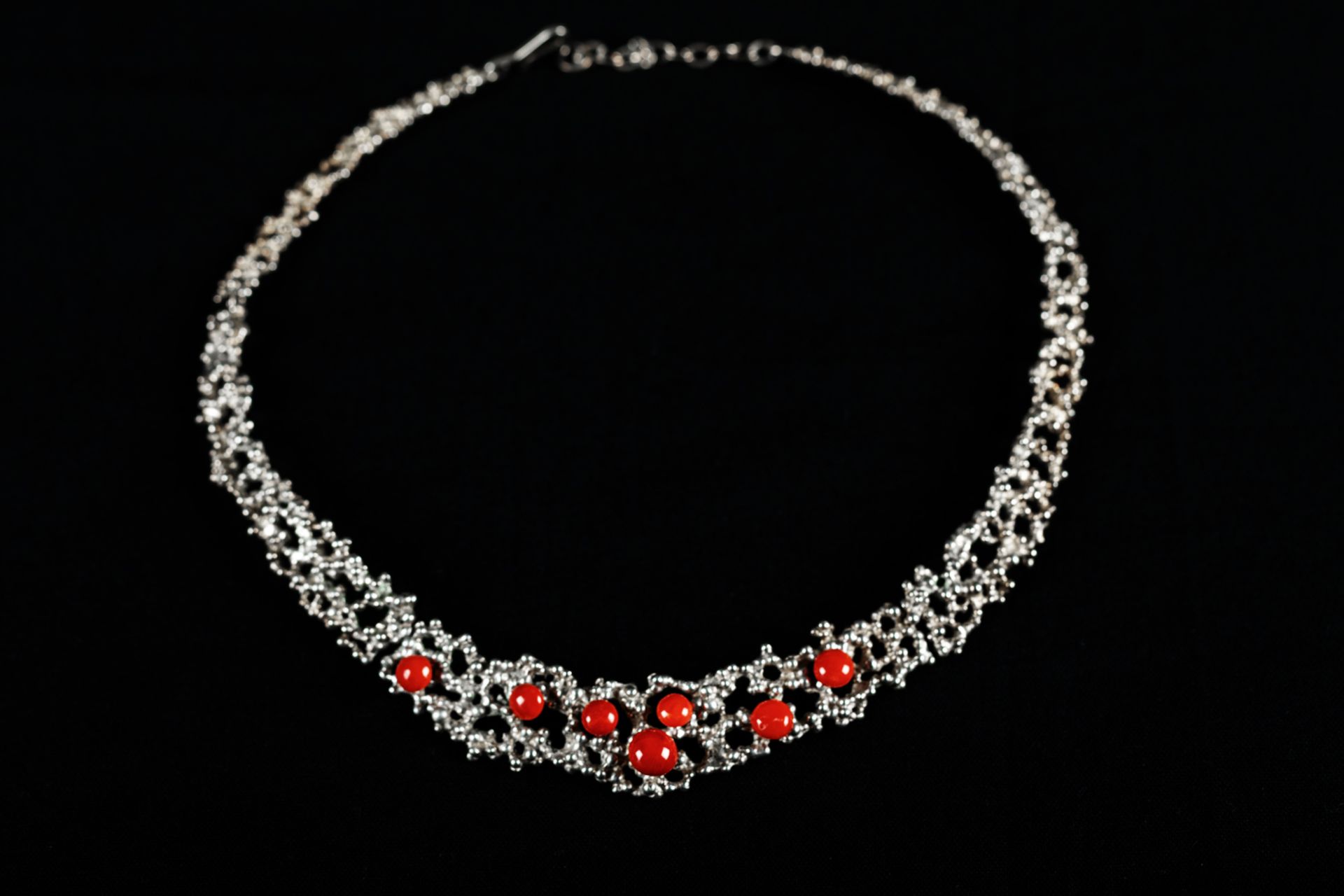 Silver 925/1000 necklace, 50g, master sign; with Momo corals. 34Cm total.