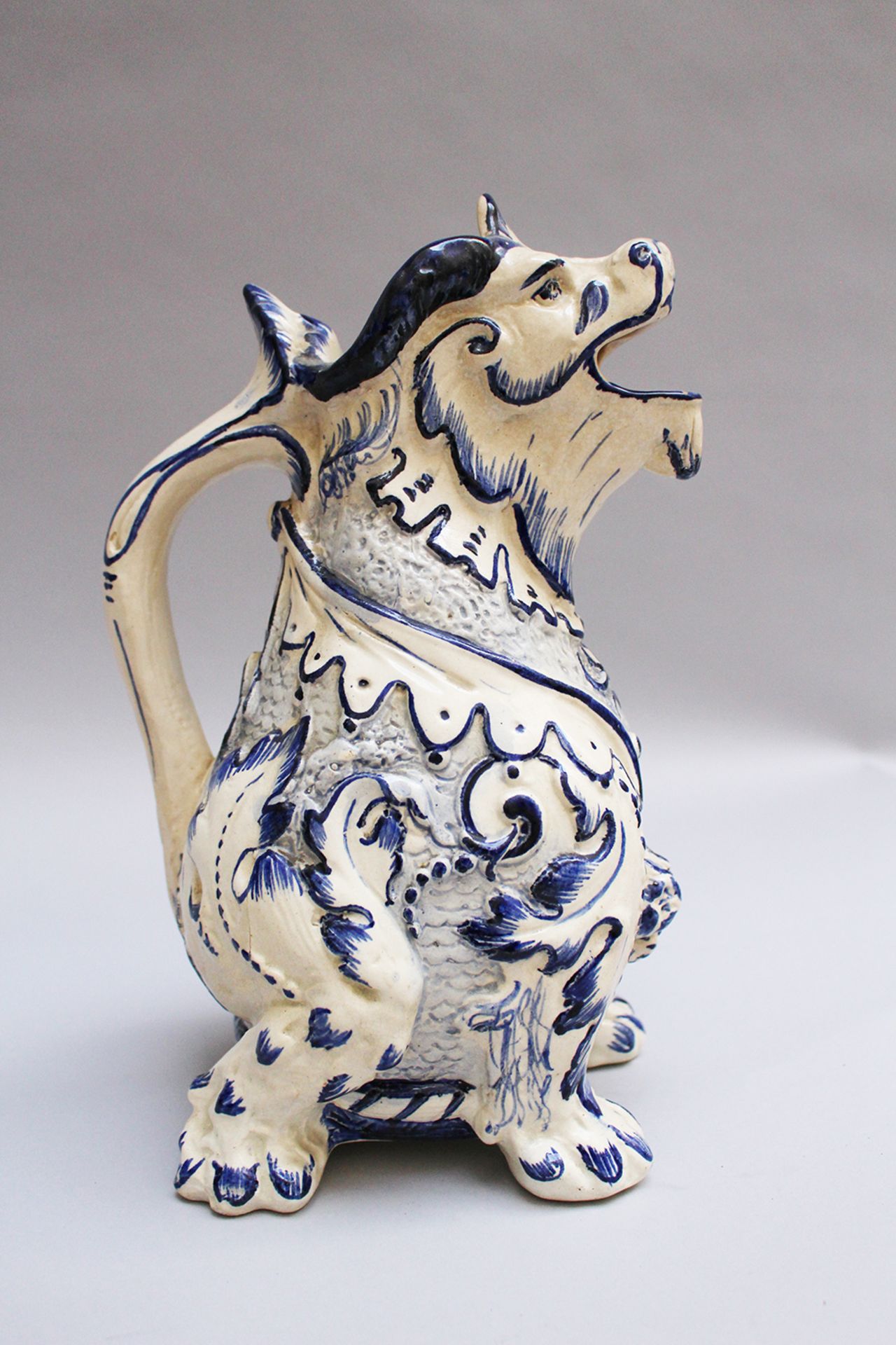 Ceramic jug in Emille Galle (1846-1904)- manner, lion with open mouth and handgrip, painted and glaz - Bild 2 aus 3