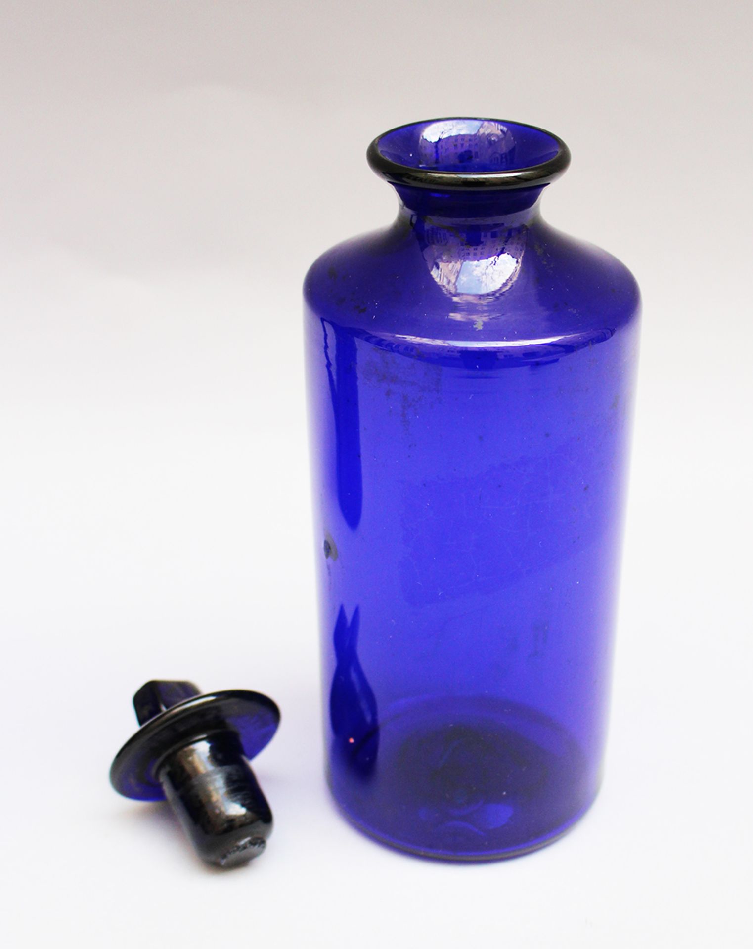 Blue glass Stein , with remains of collours, 19. century, 16 cm high and Apothecary flask in blue - Image 2 of 3