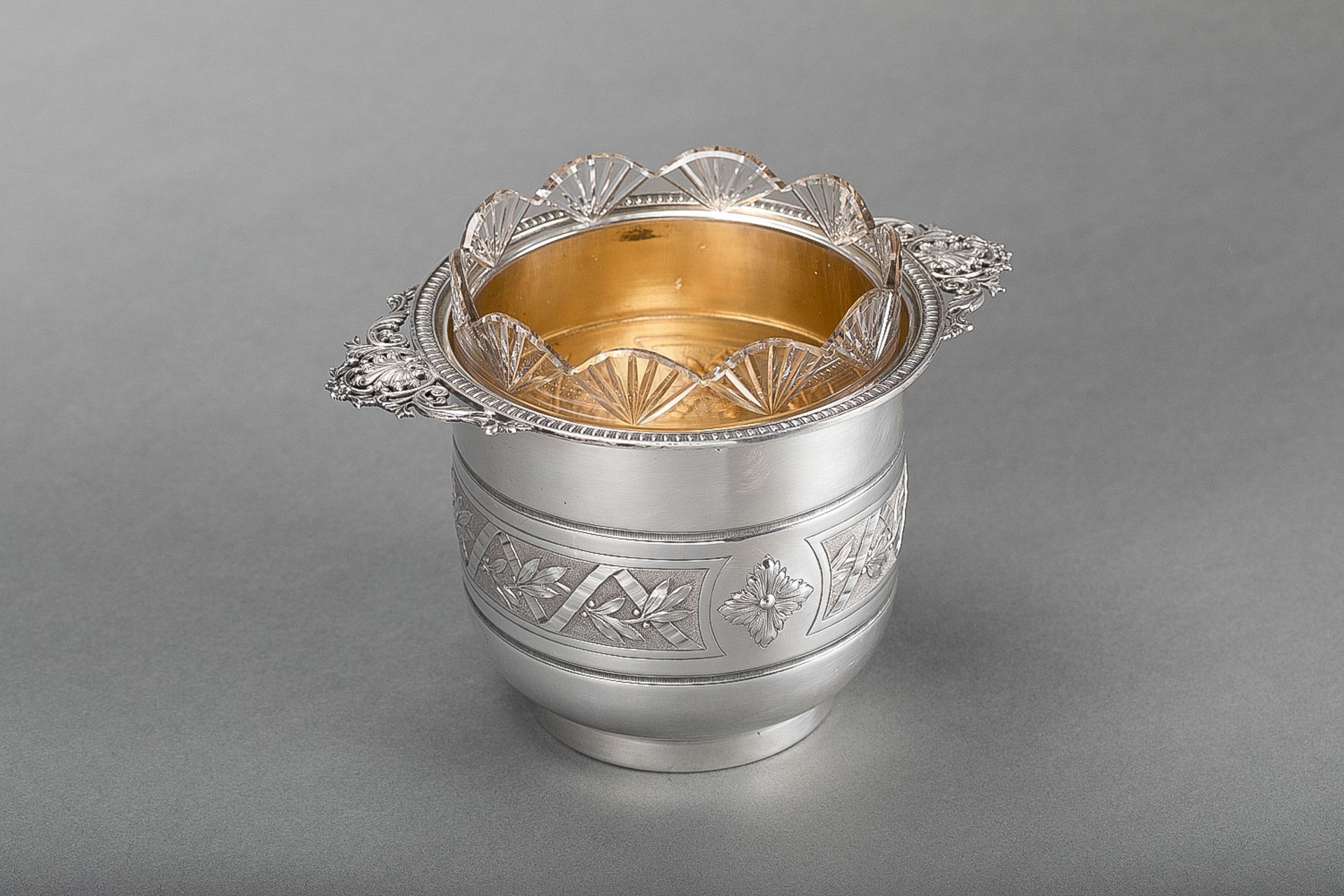 French silver ice bowl, silver and cut crystal; 19th Century; 950/1000; 542g. Height 17, width - Image 2 of 3