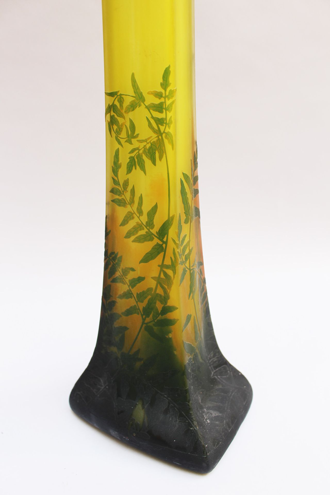 Daum (1890-1919) Nancy, Large glass Vase with long neck on shaped rectangular base green glass with  - Bild 3 aus 3