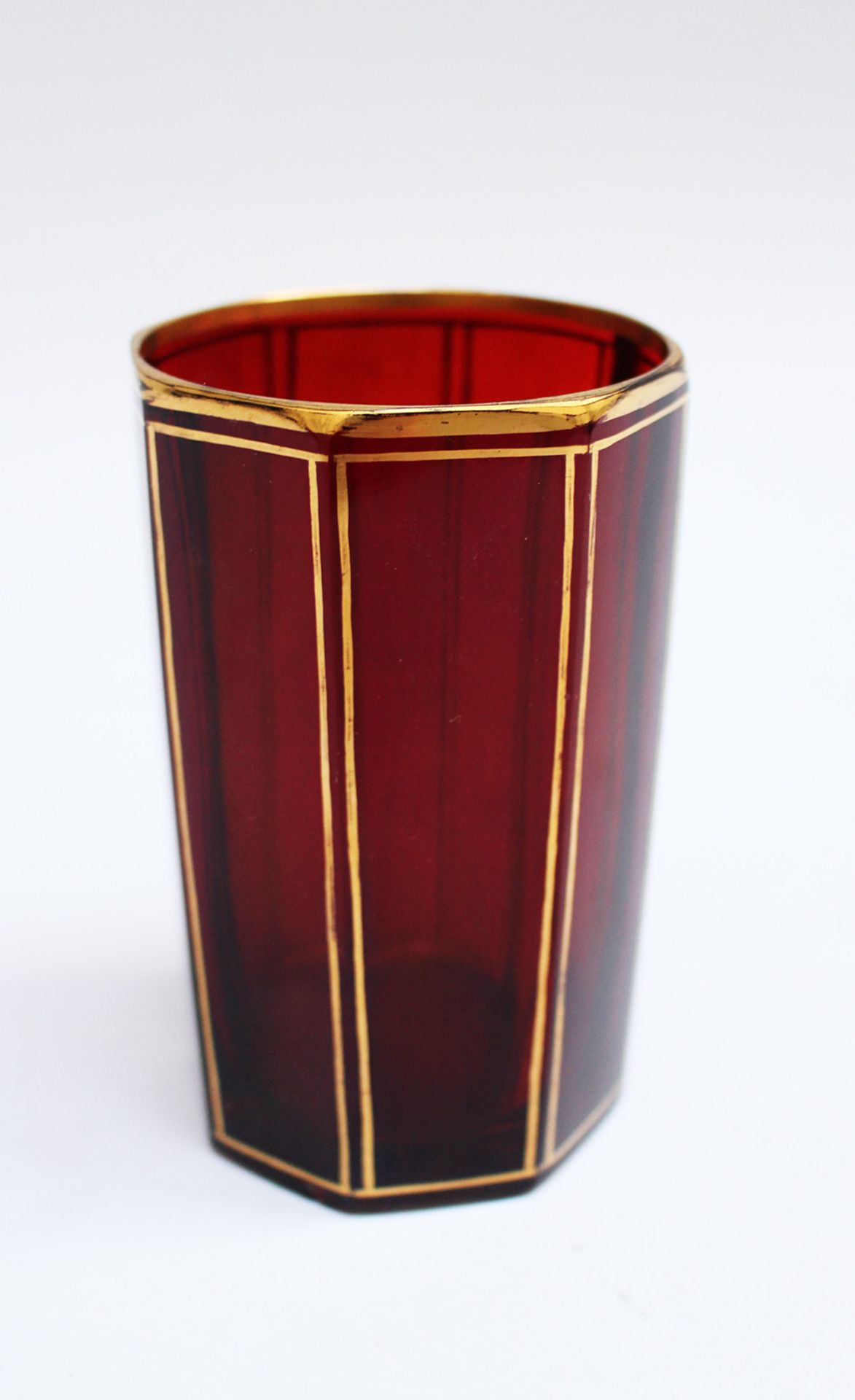 Biedermeier glass beaker, canted with red transparent glass partly gilded around 1830. height 11cm.